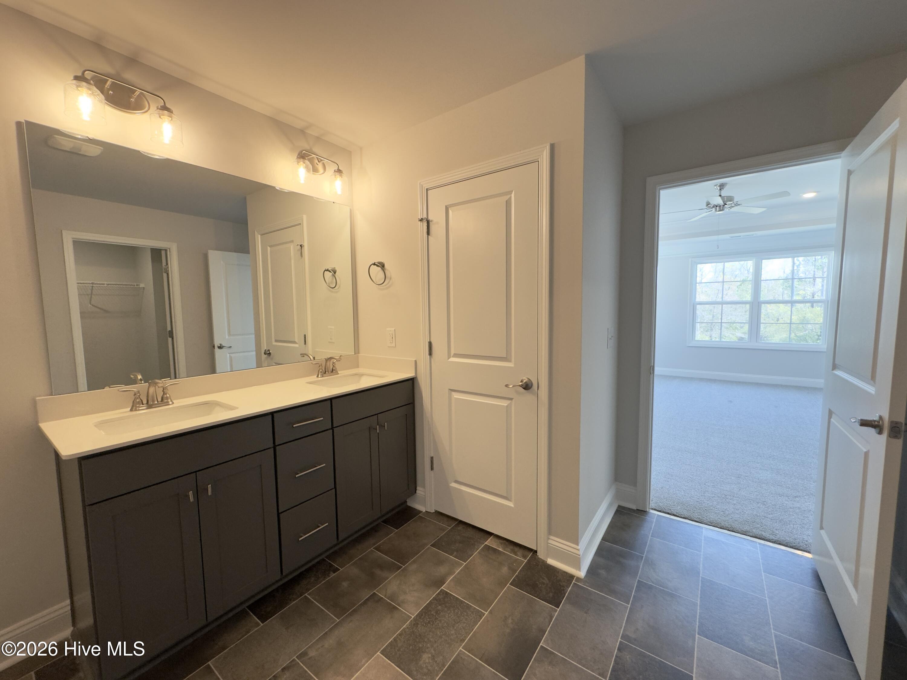 100563349 | Photo 18