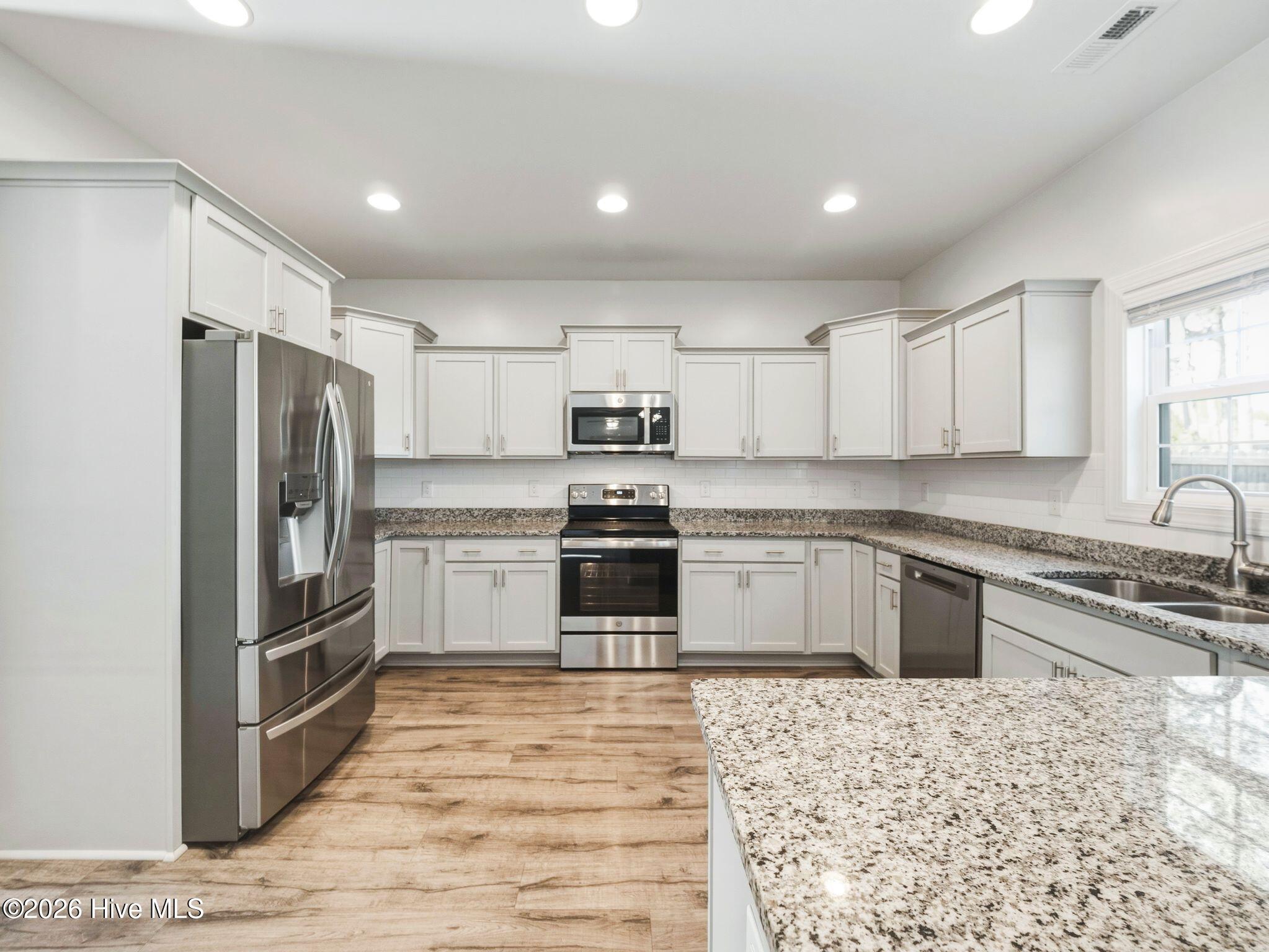 100570227 | Photo 14