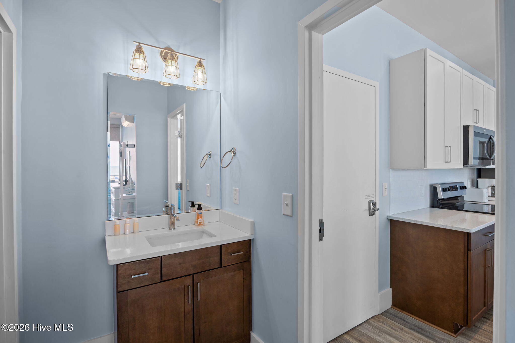 100566225 | Photo 26