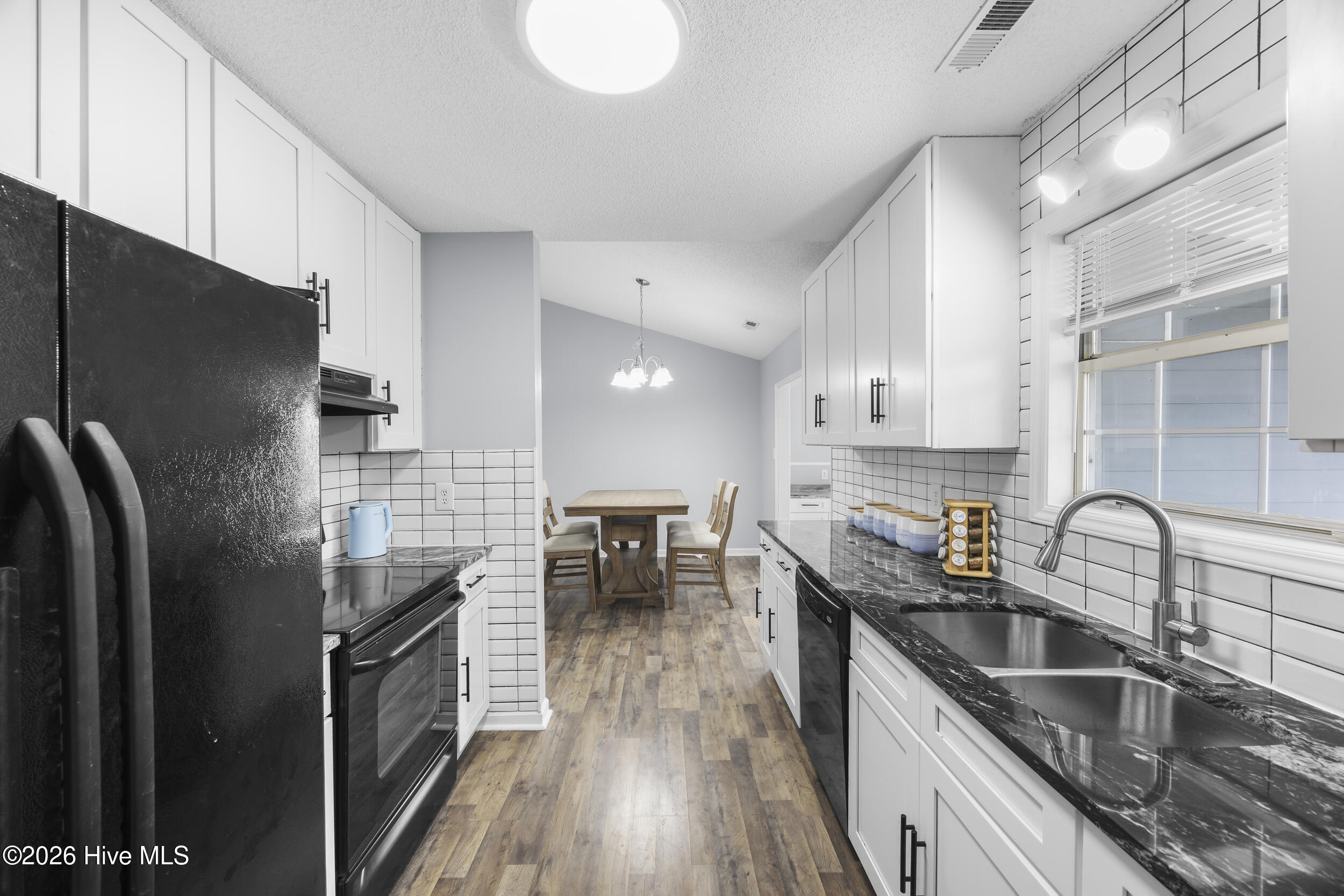 100566189 | Photo 30