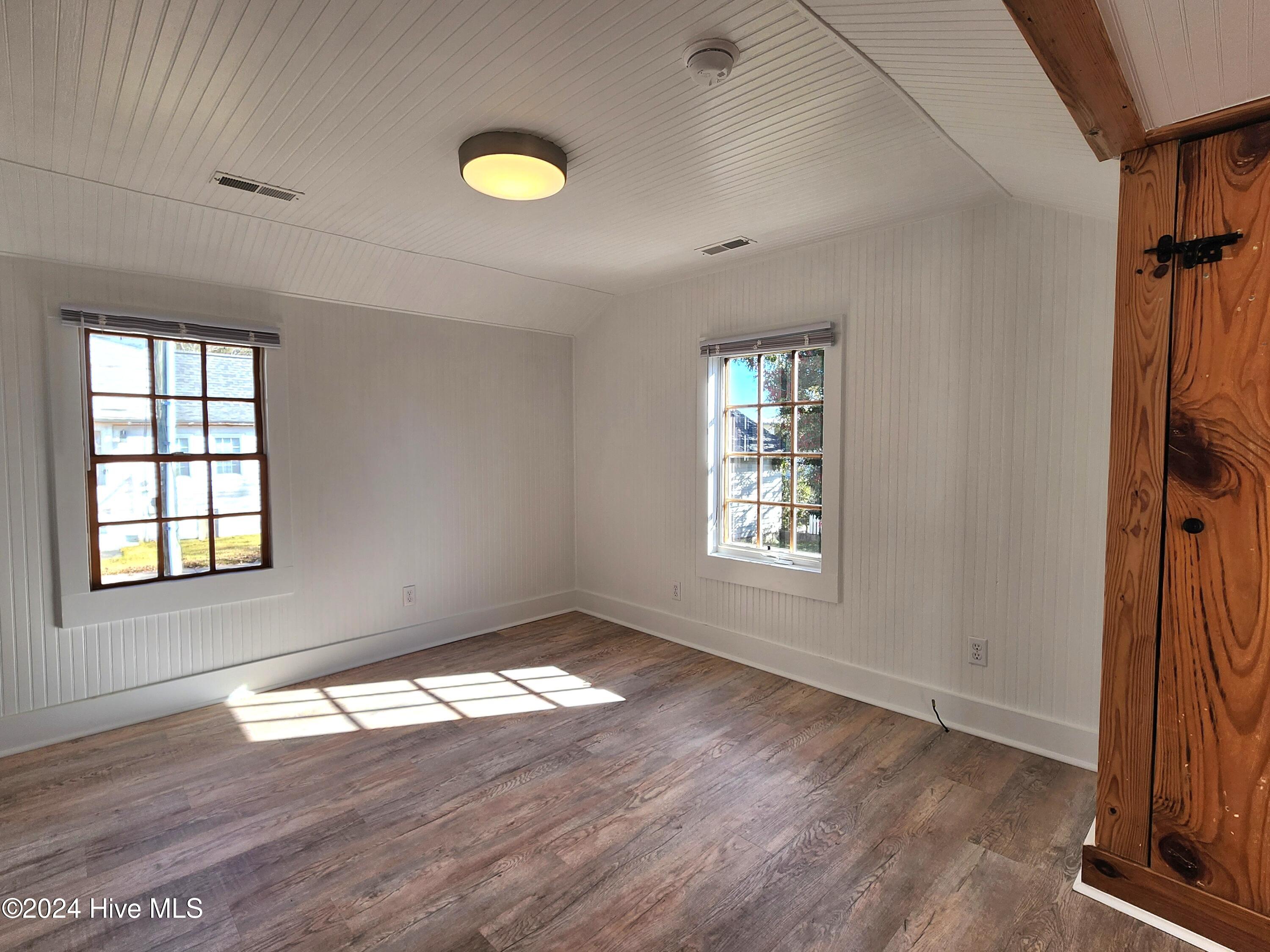 100570380 | Photo 25