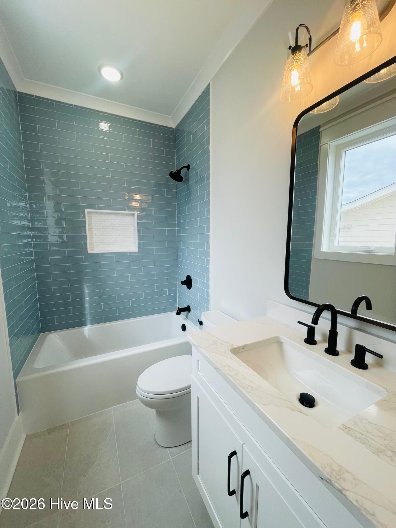 100560037 | Photo 23