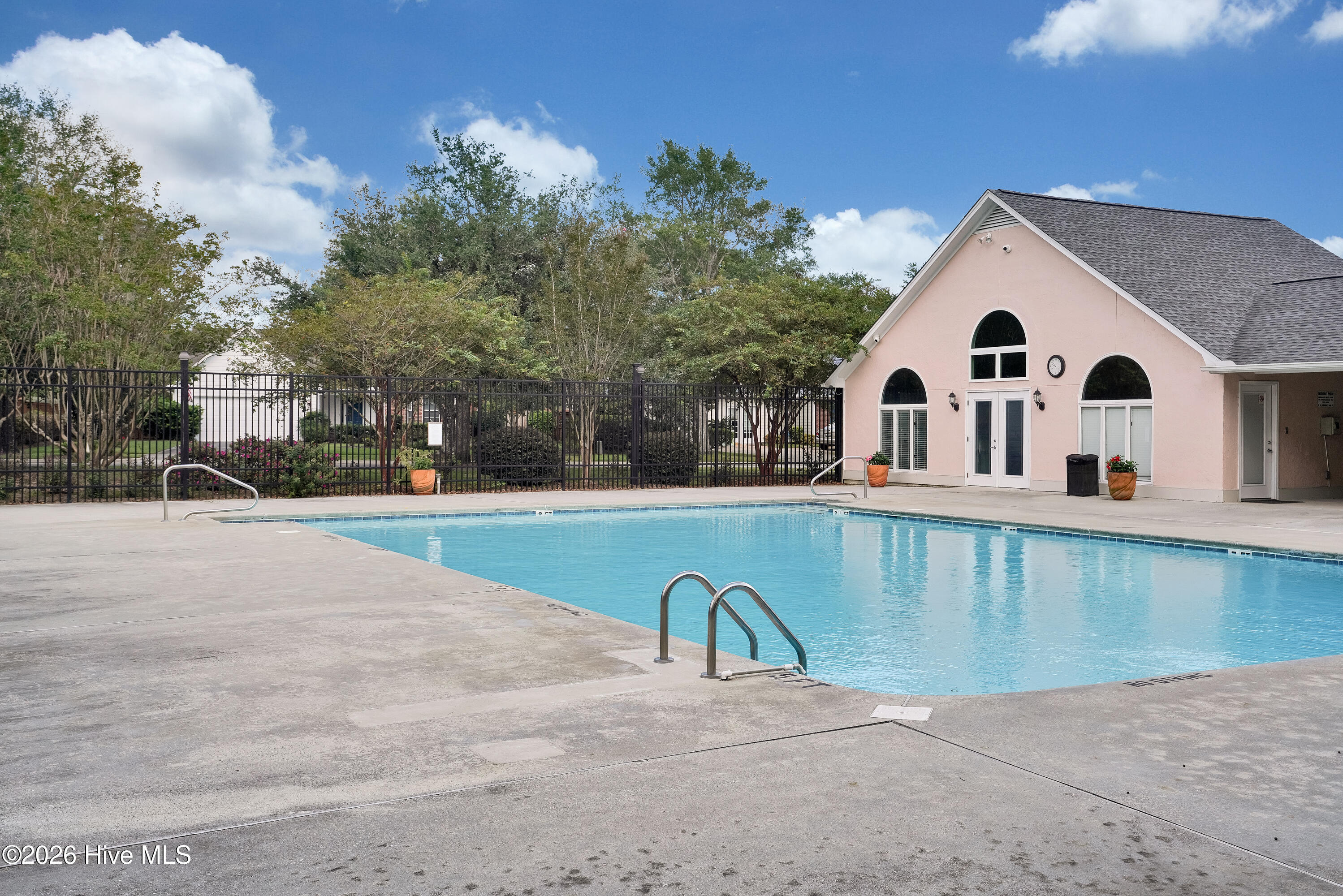 100550407 | Photo 34