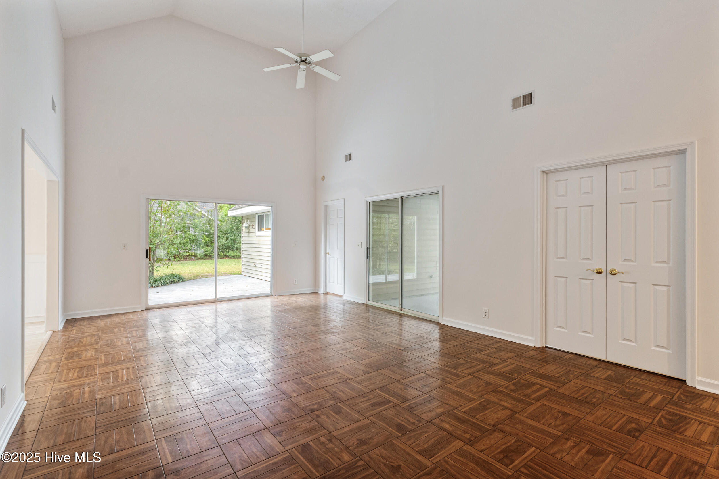 100531370 | Photo 12