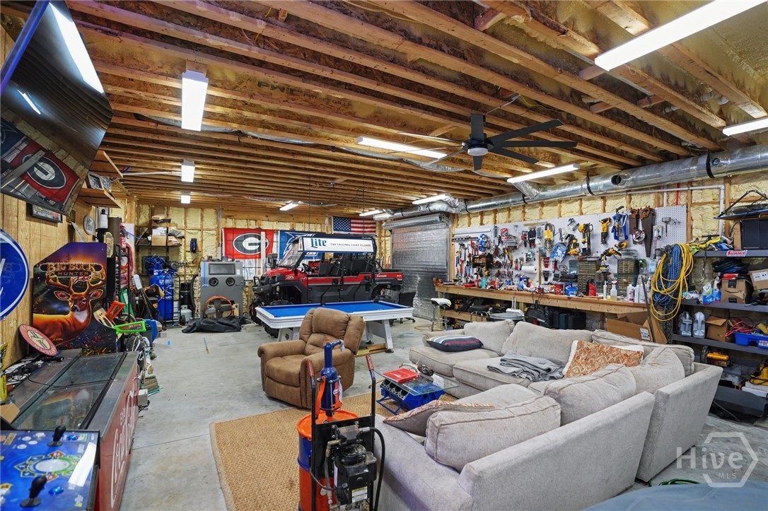 Garage space for 8 cars with lift
