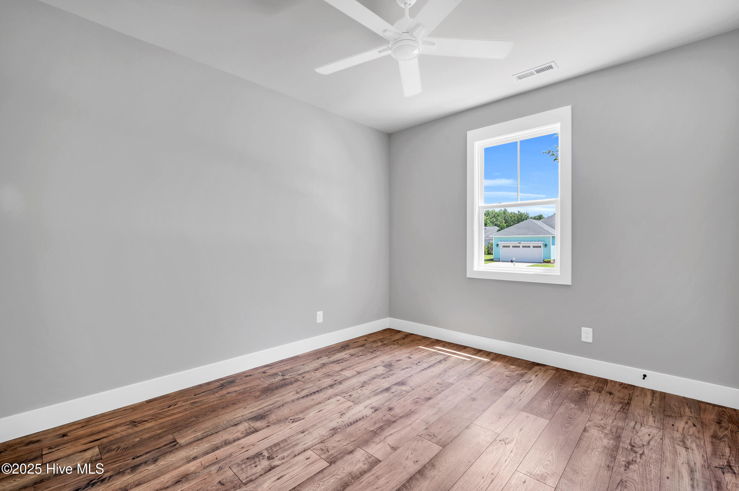 100542889 | Photo 30