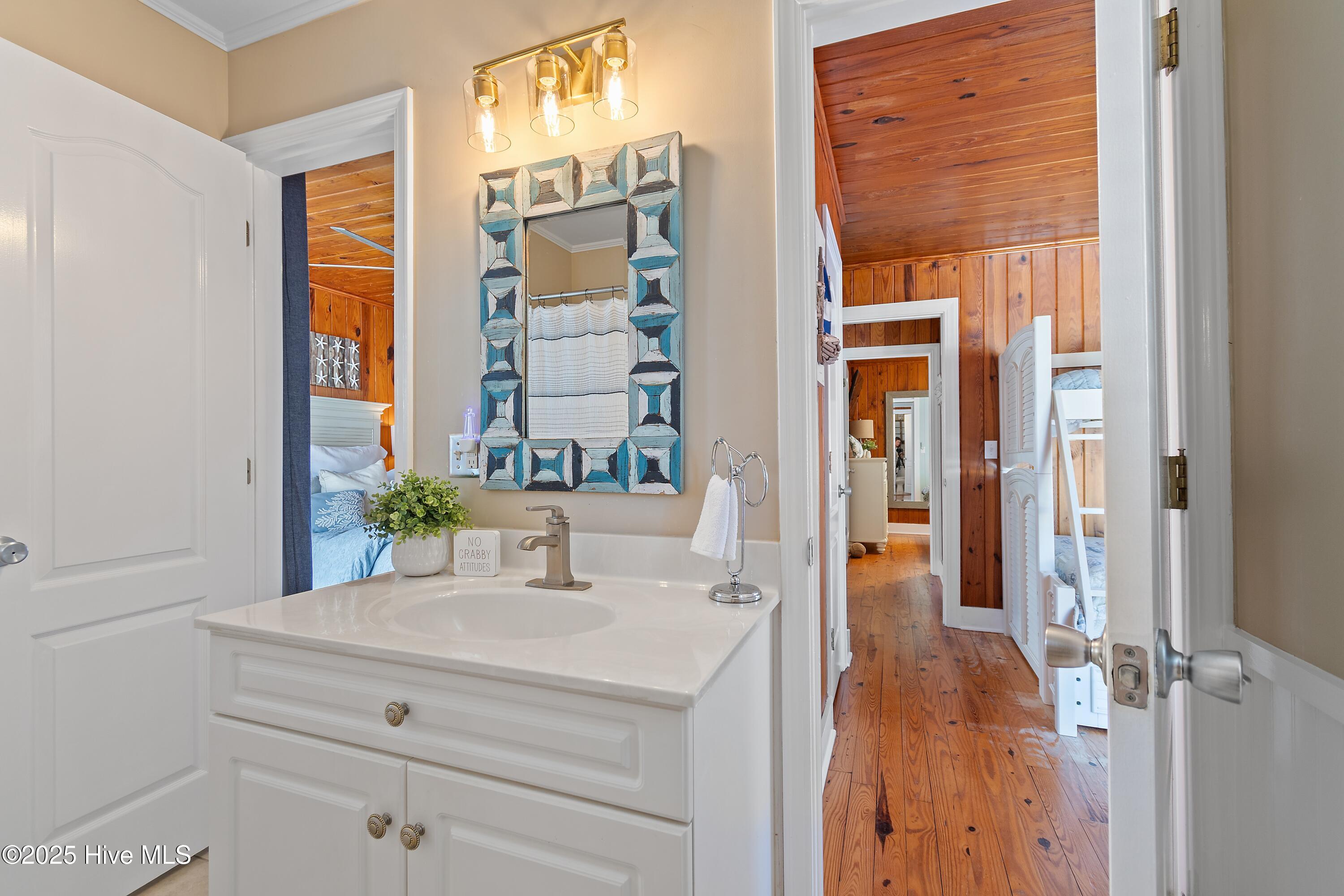 100535227 | Photo 21