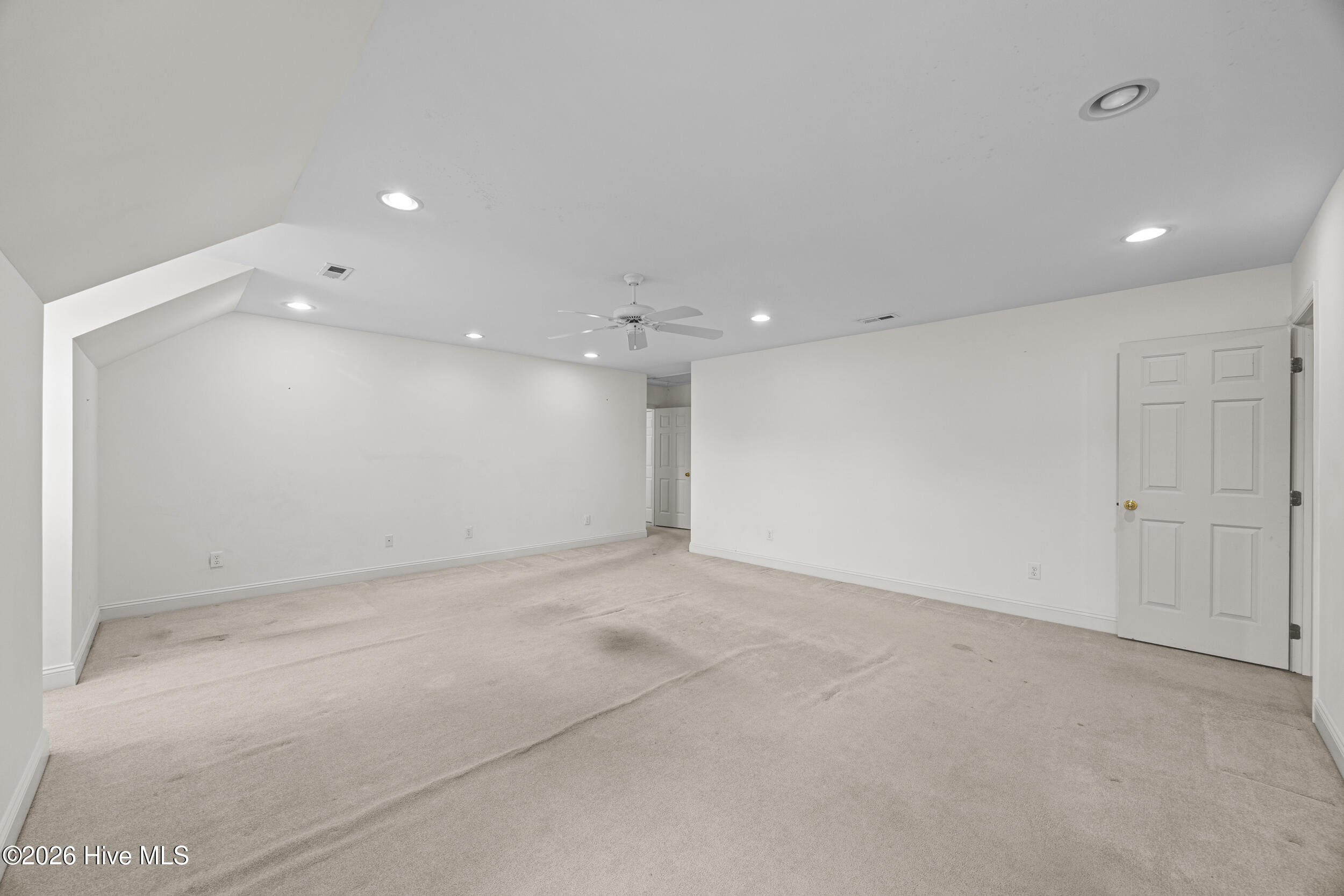 100569840 | Photo 48