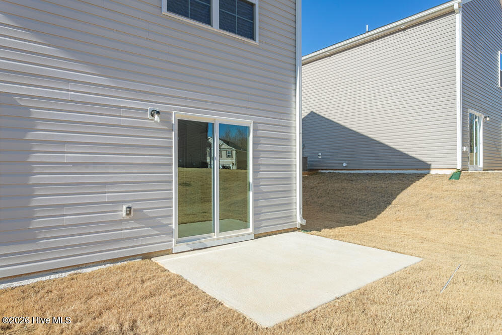 * Photos are not of actual home or interior features and are representative of floor plan only. *