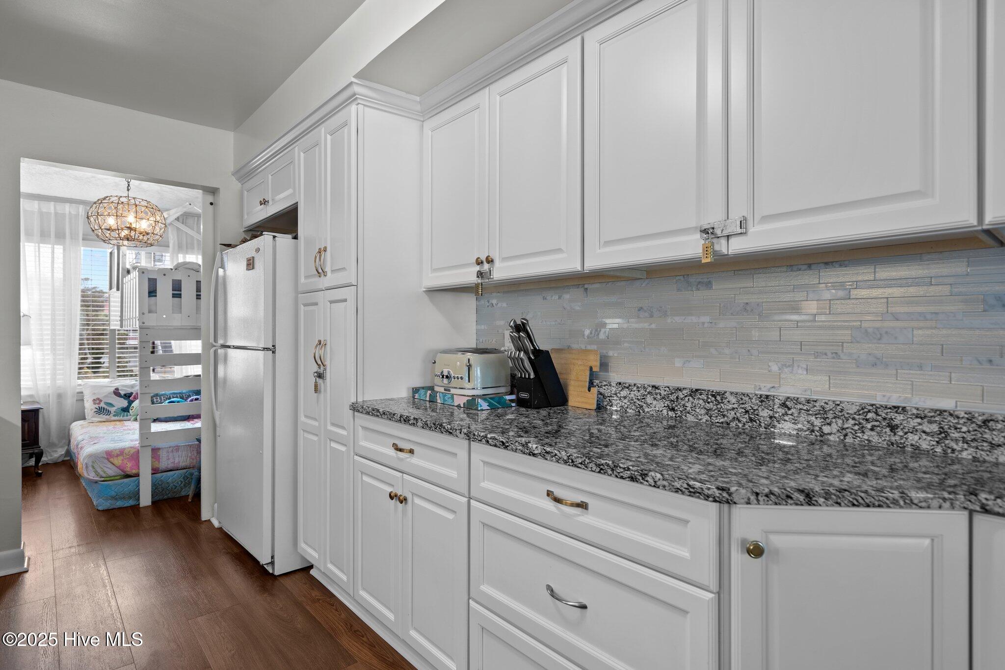 100564100 | Photo 19