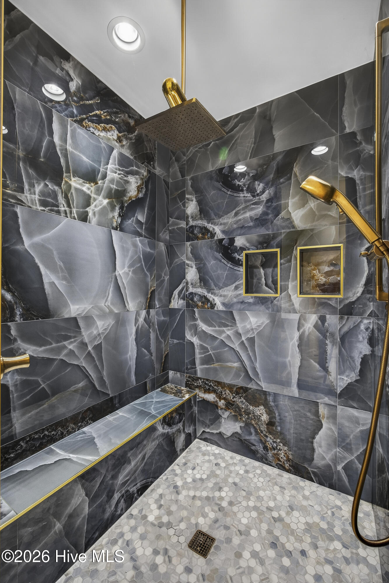 100564665 | Photo 27