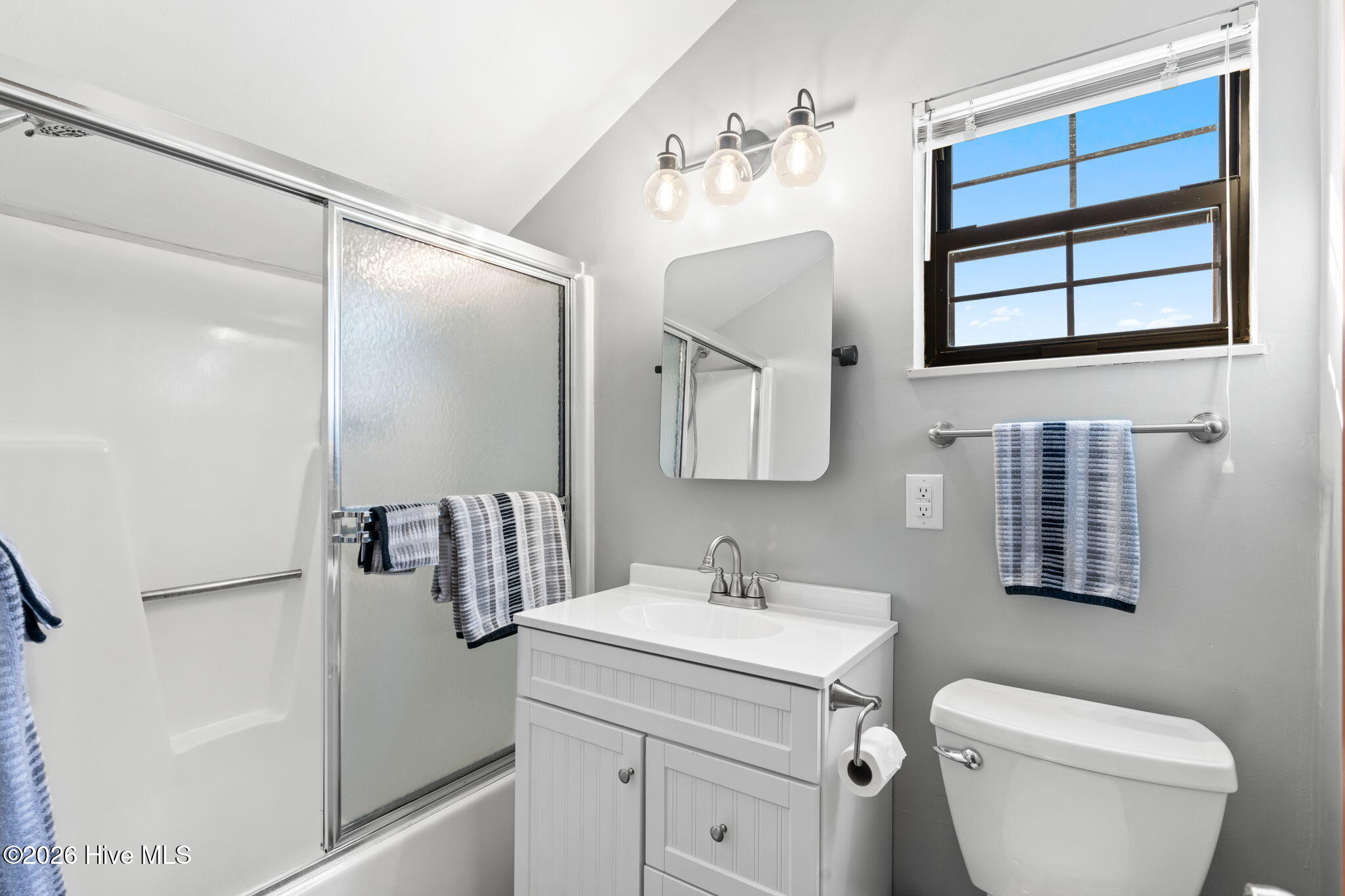 100549085 | Photo 32