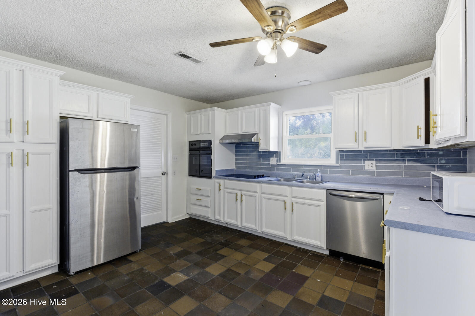 100566128 | Photo 10