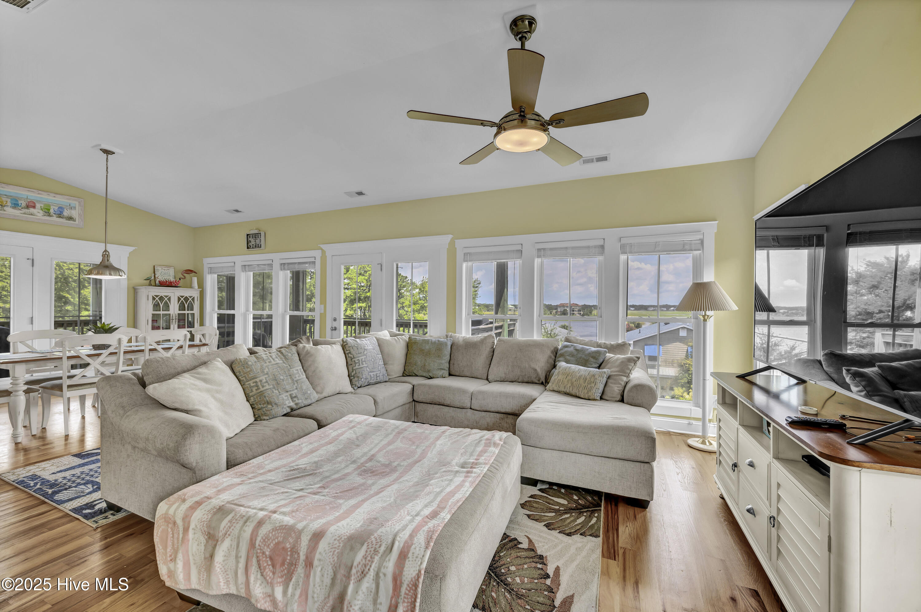 100522318 | Photo 10