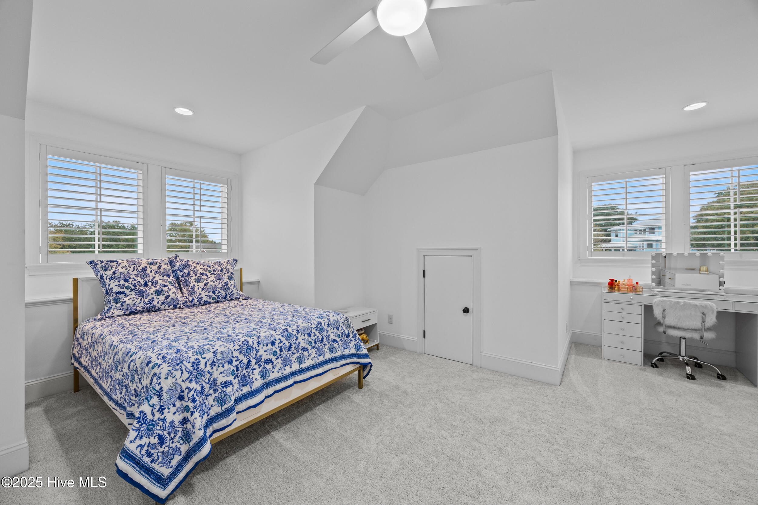 100543217 | Photo 53