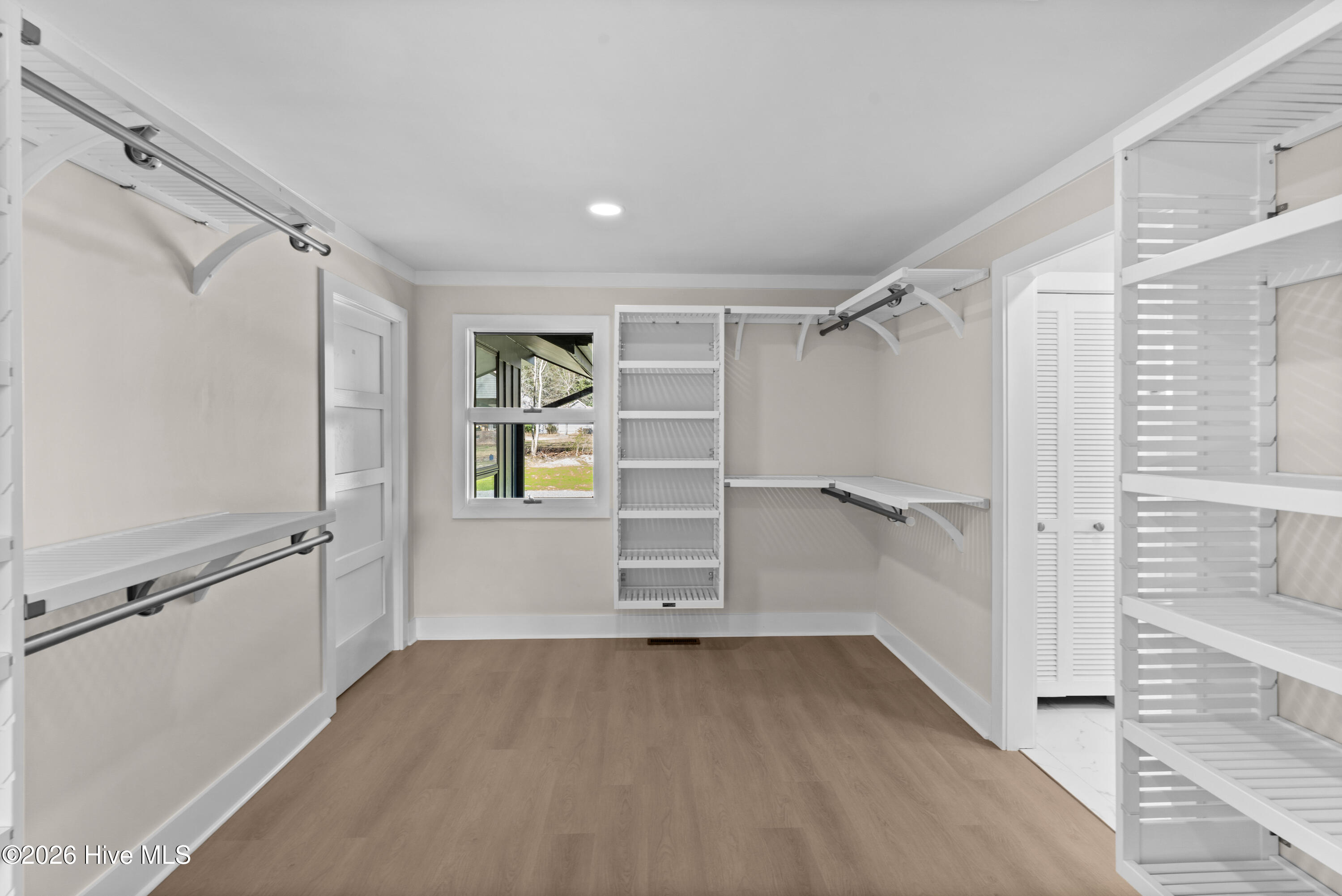 100561739 | Photo 34