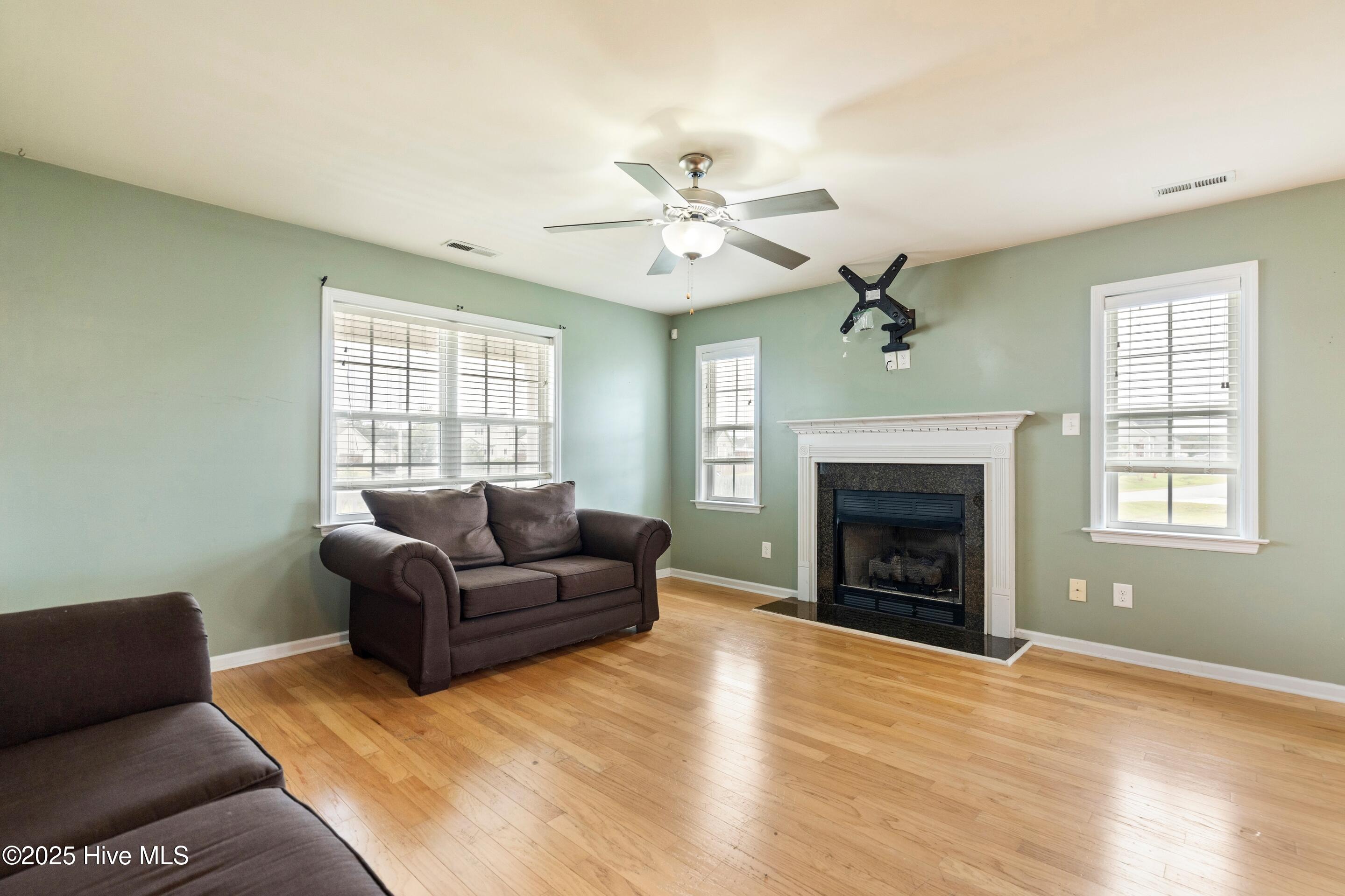 100530465 | Photo 18