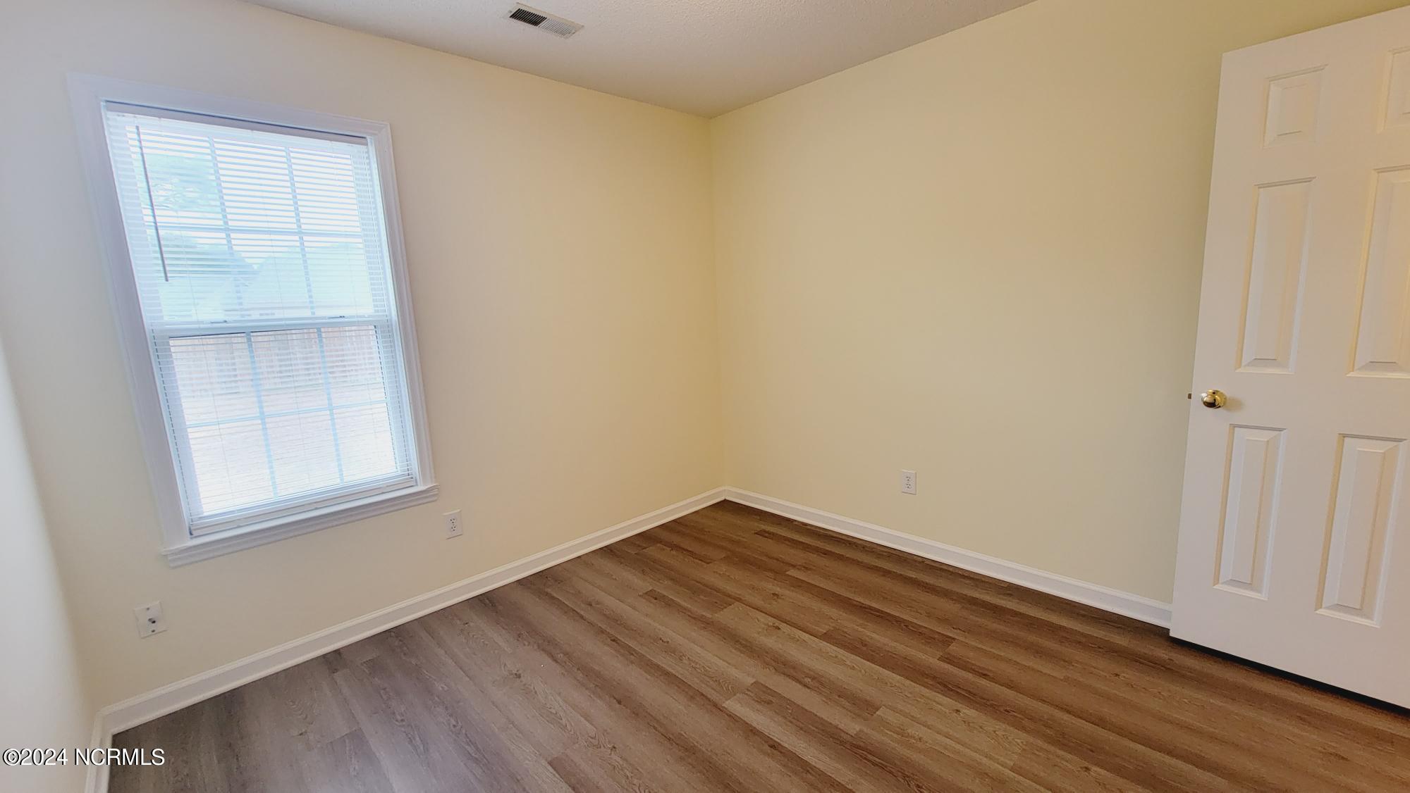 100548777 | Photo 15