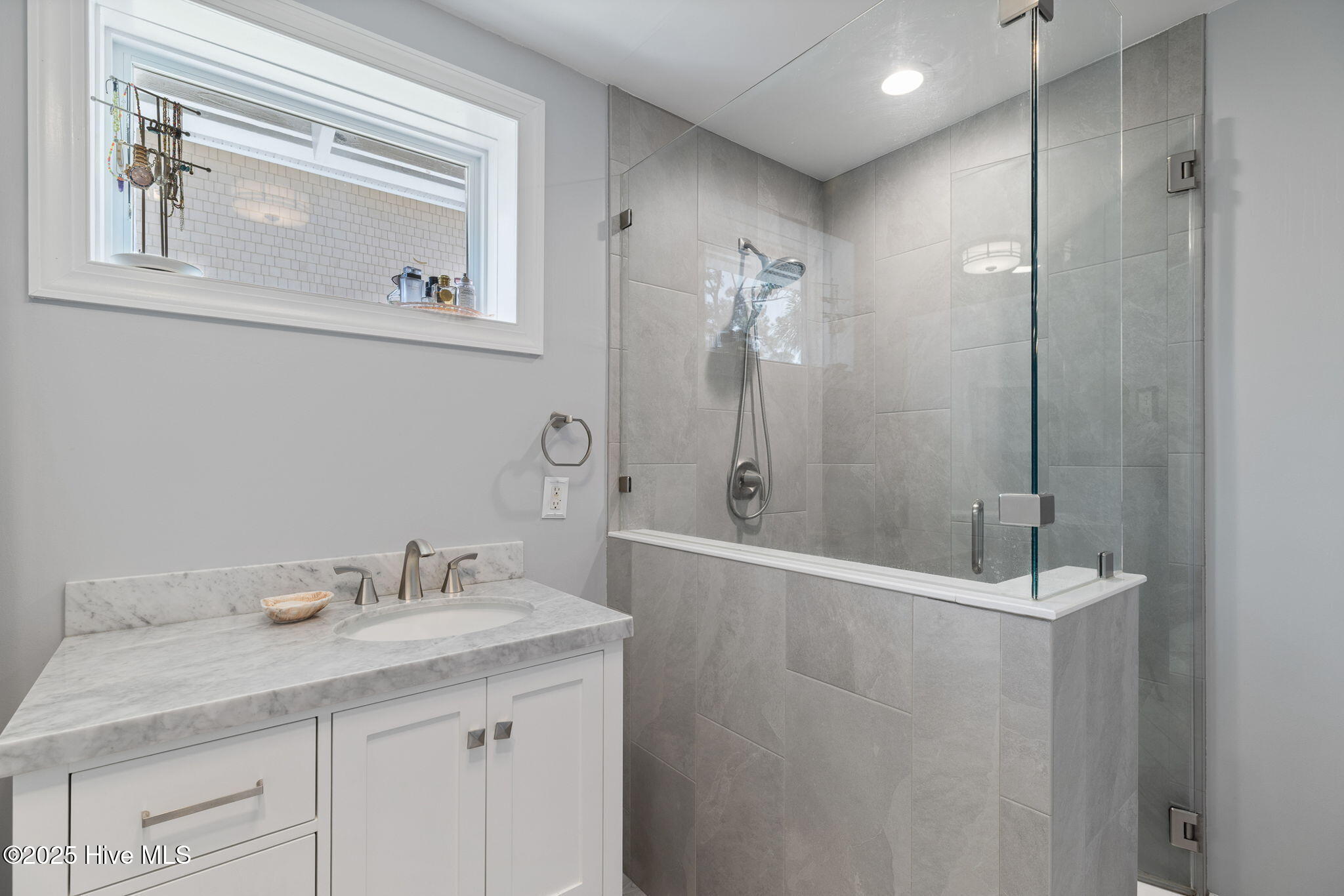 100548263 | Photo 65