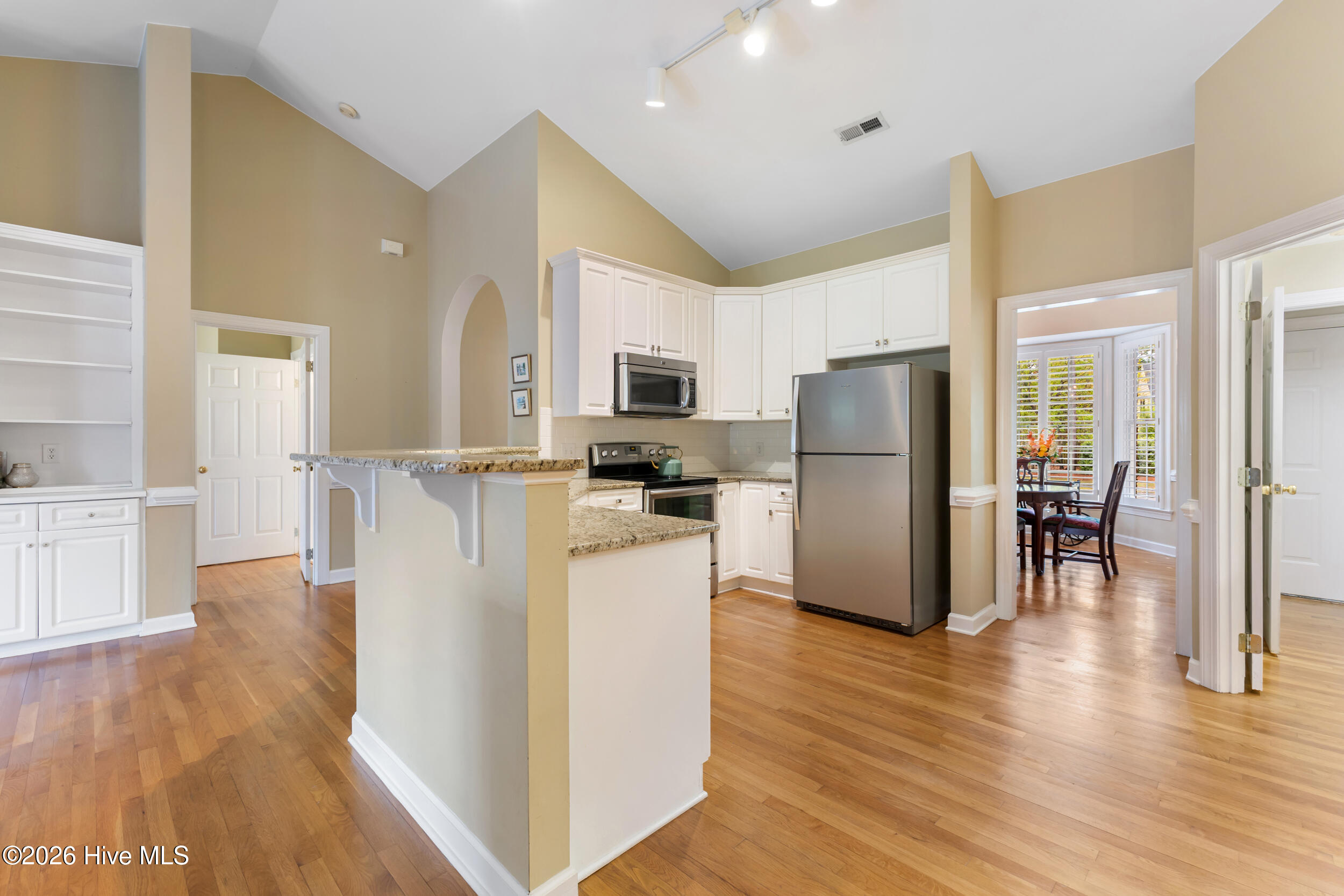 100566645 | Photo 13