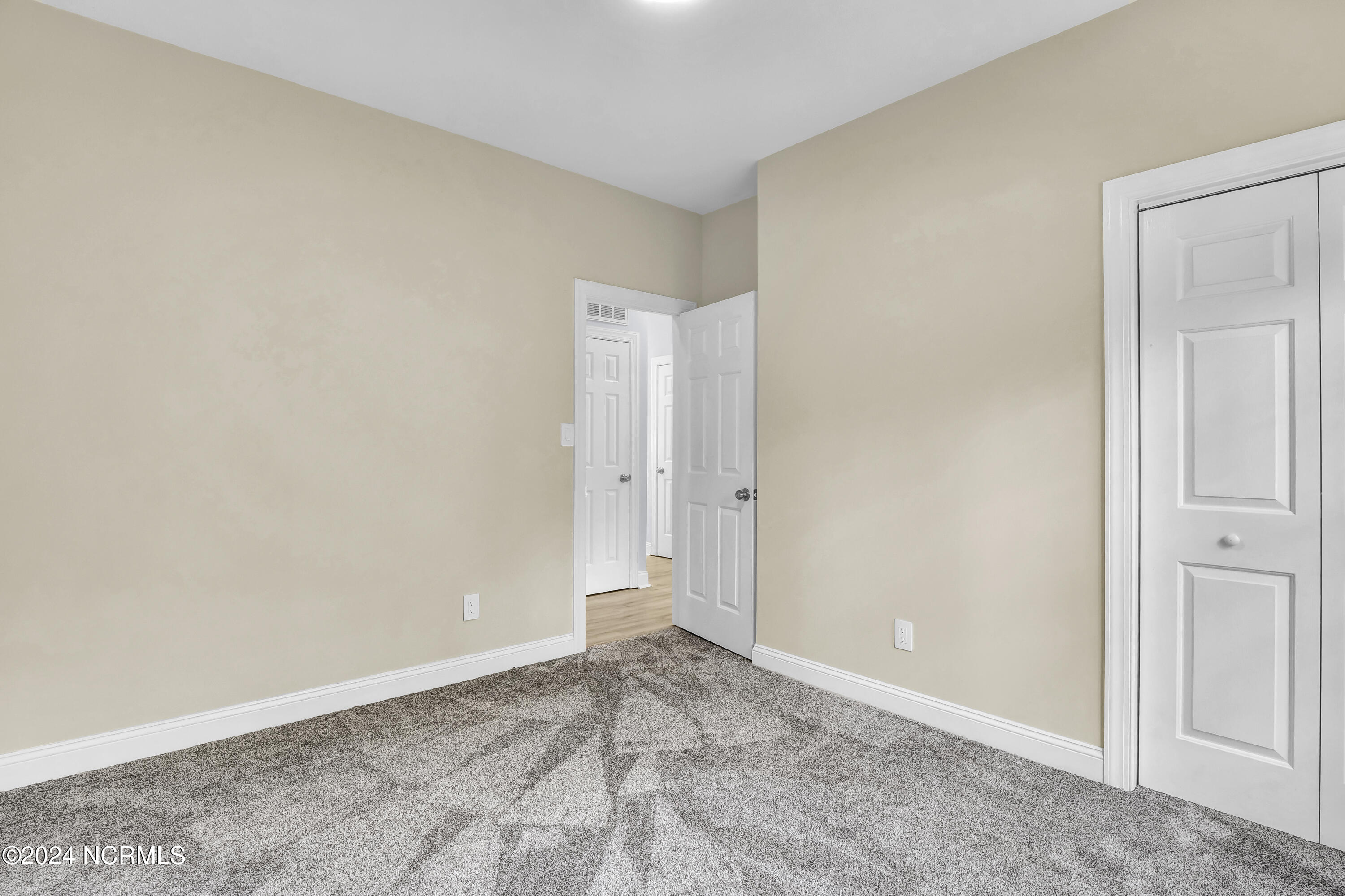 100567589 | Photo 22