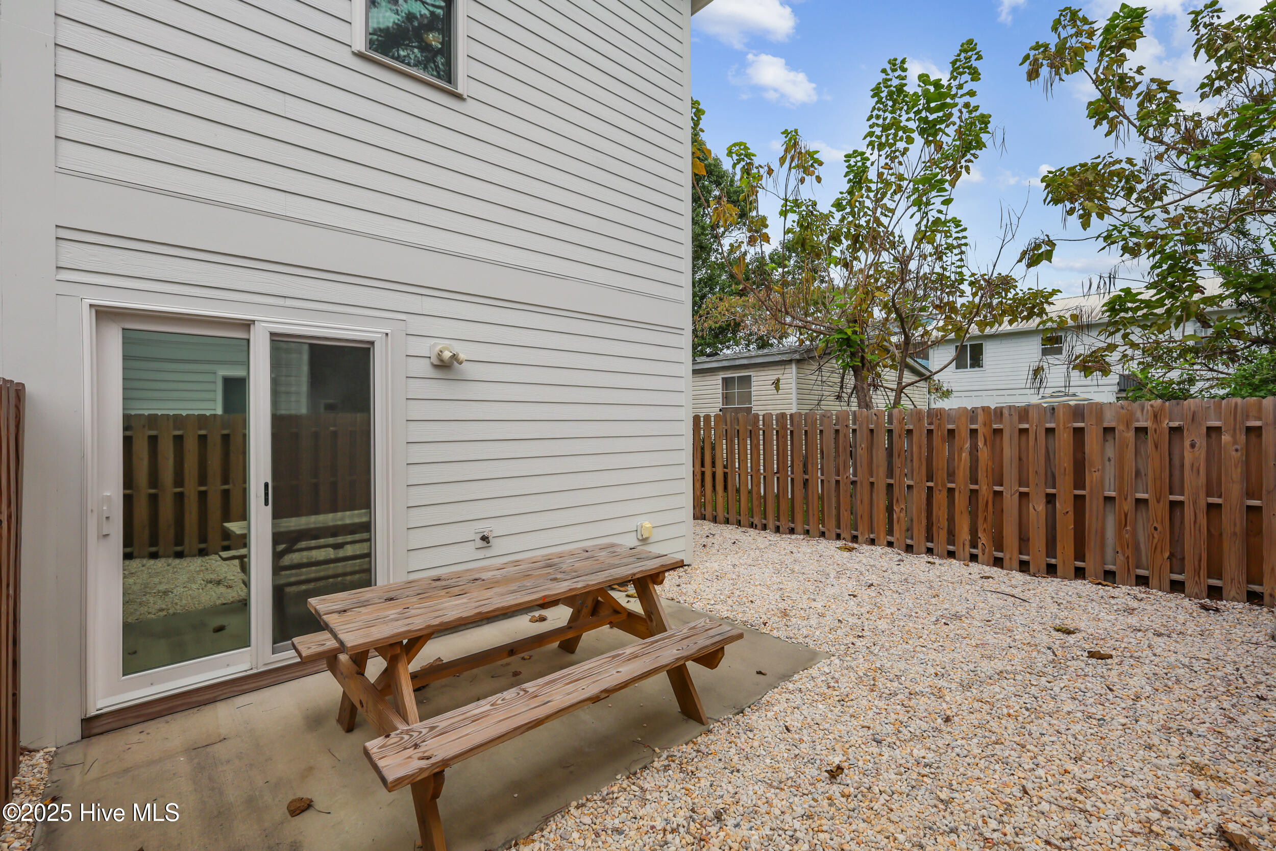 100530108 | Photo 23