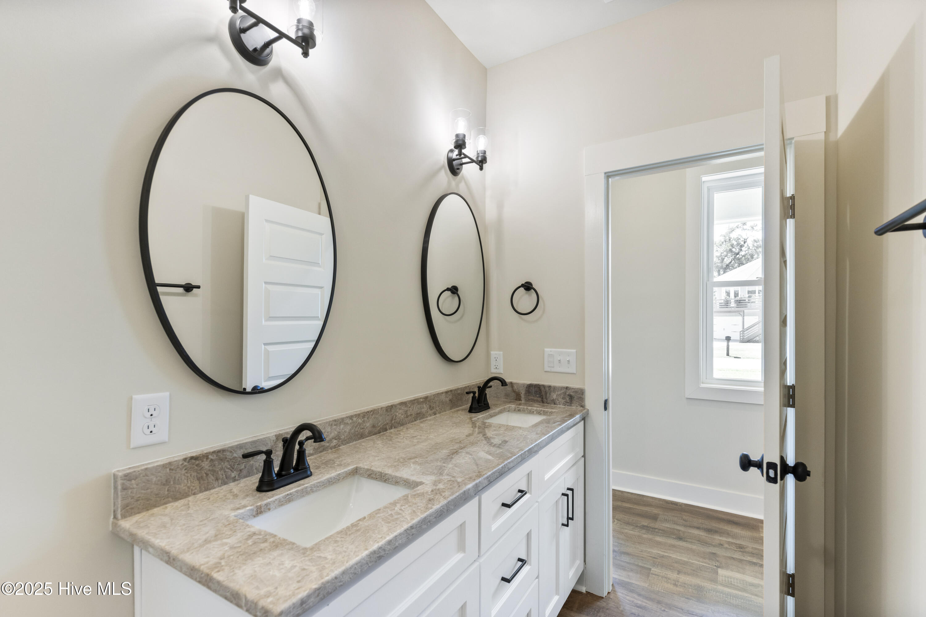 100539759 | Photo 23