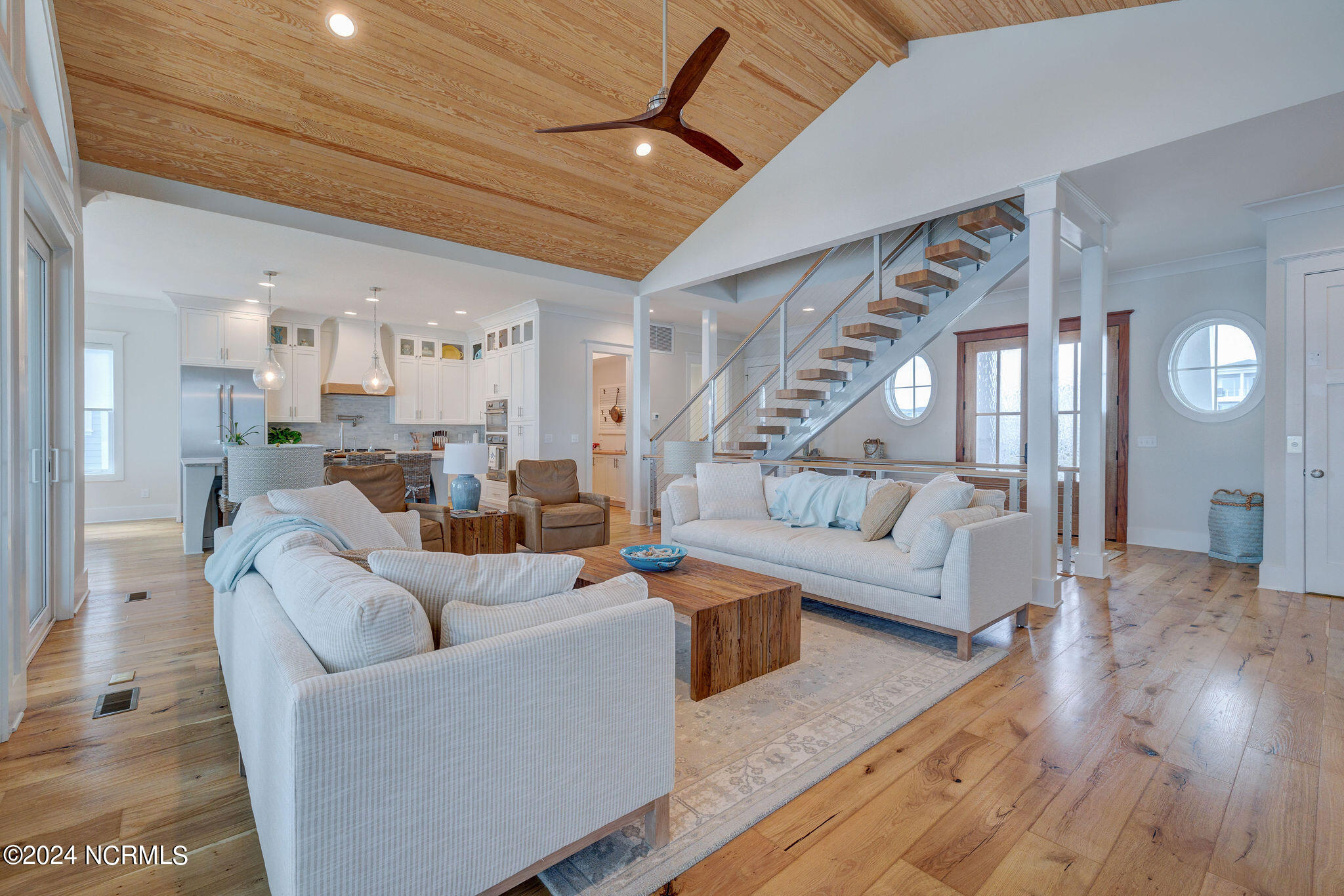 100547028 | Photo 15