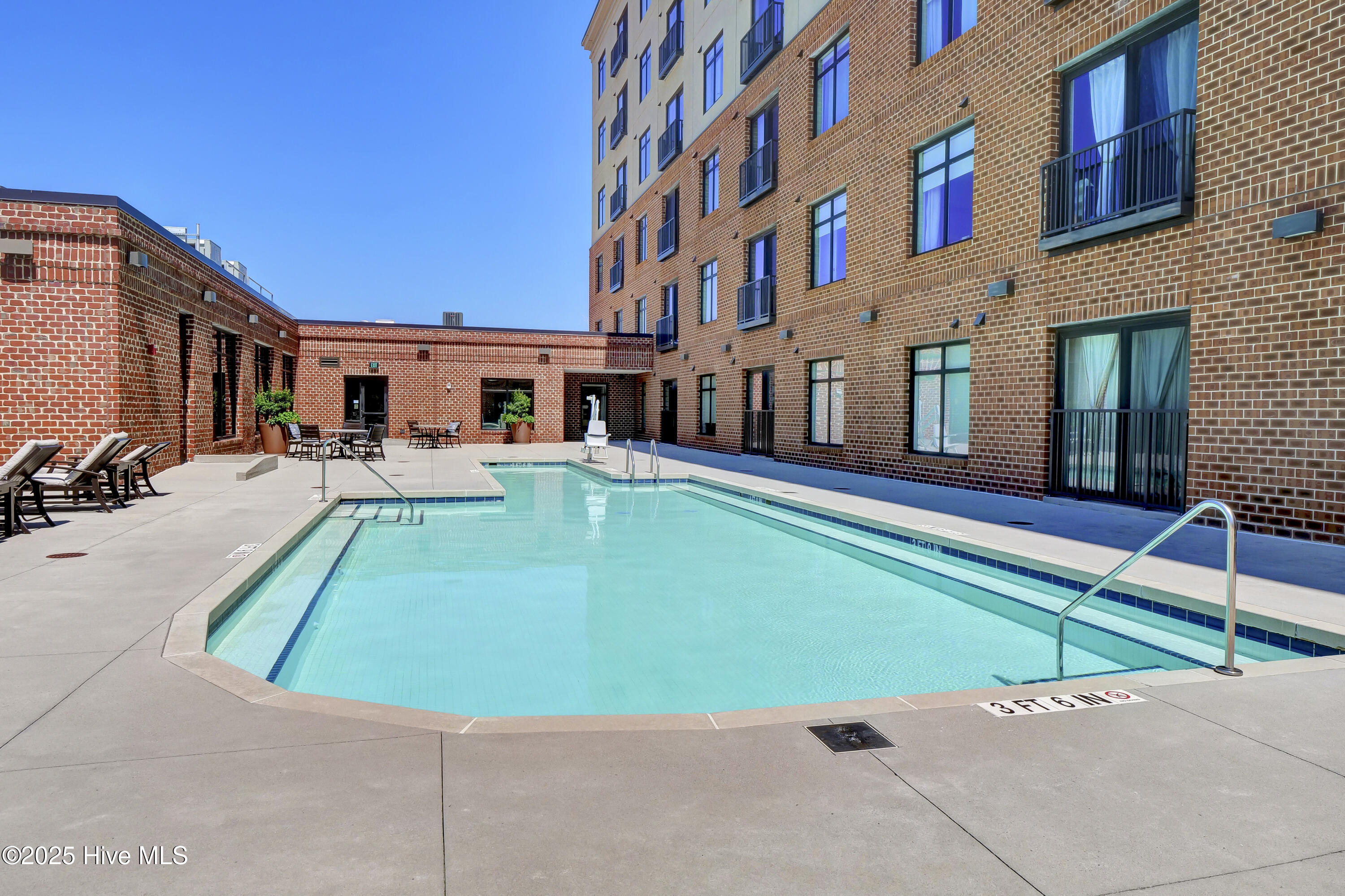 100563569 | Photo 46