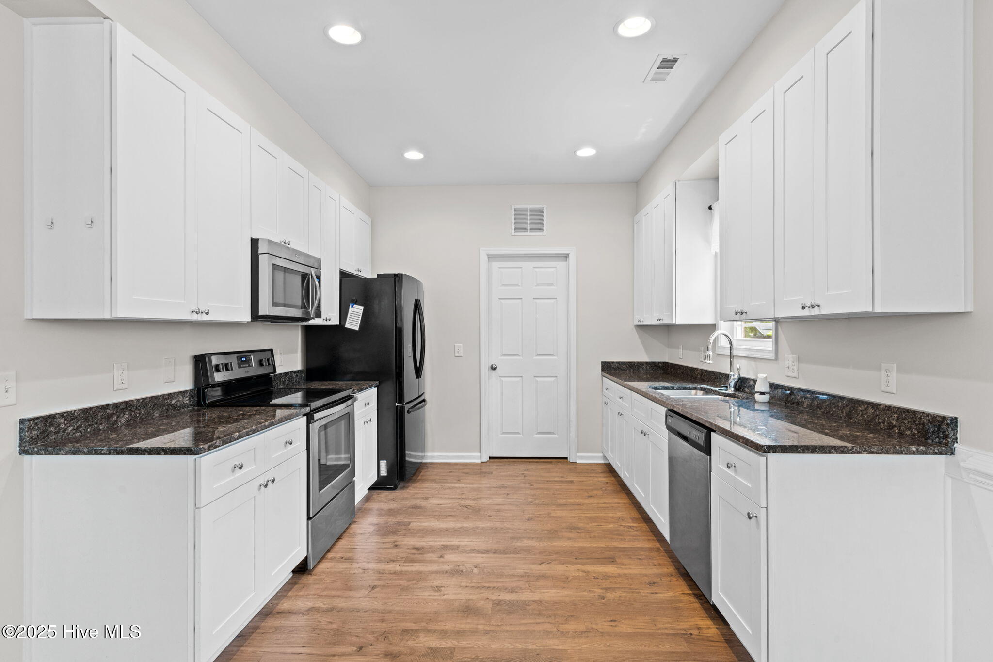 100501996 | Photo 11