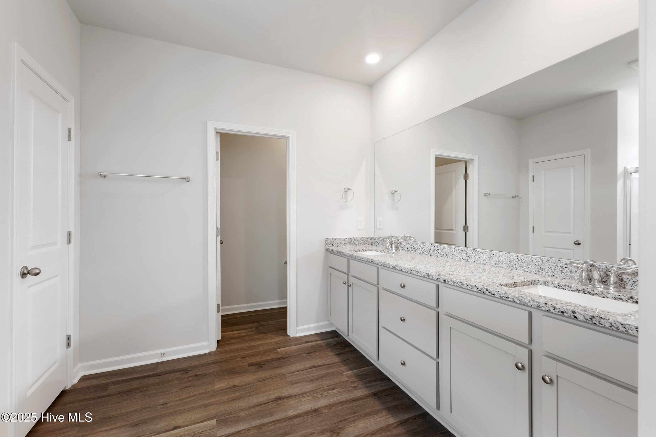 100562718 | Photo 19