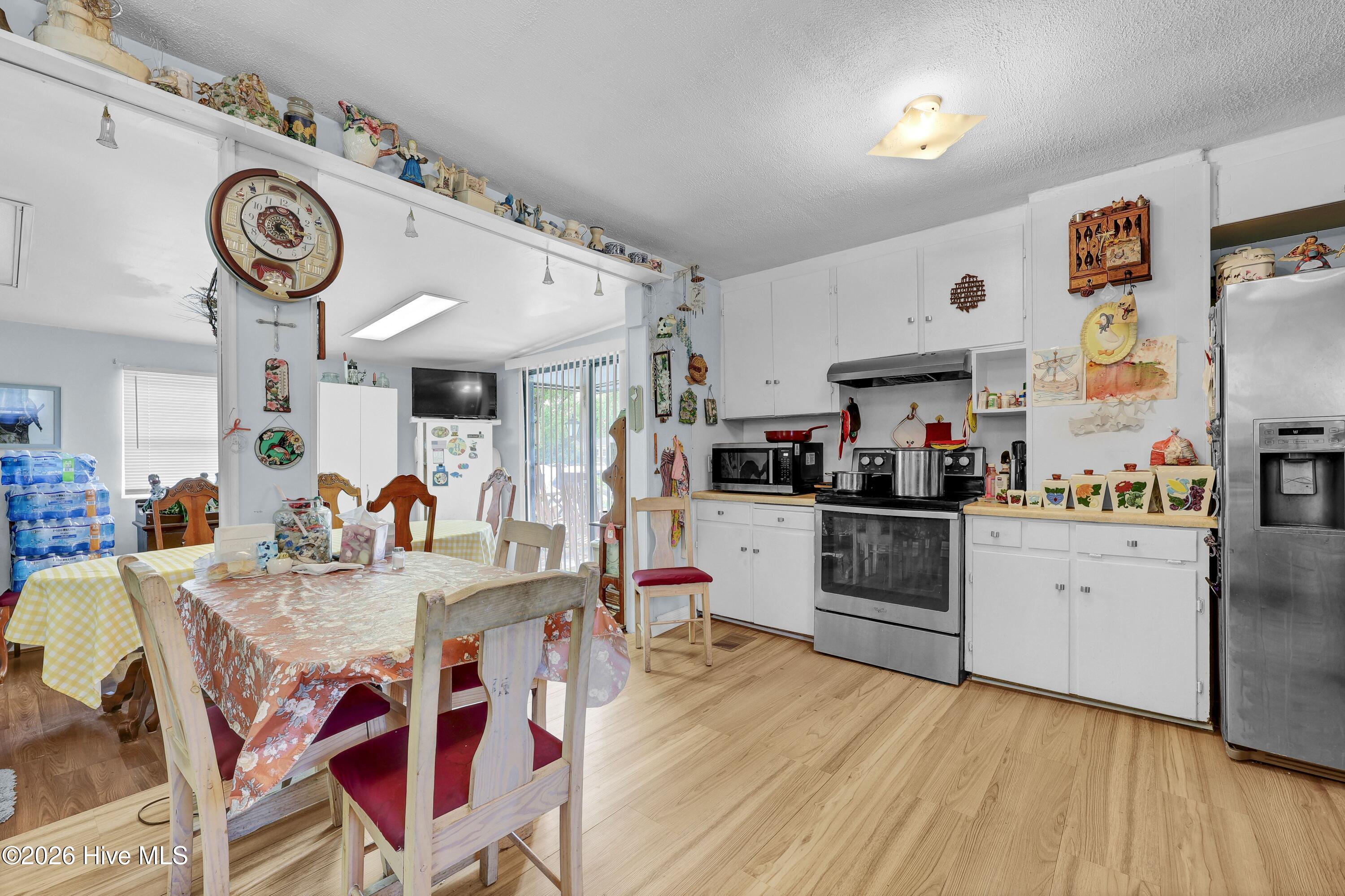 100569876 | Photo 22