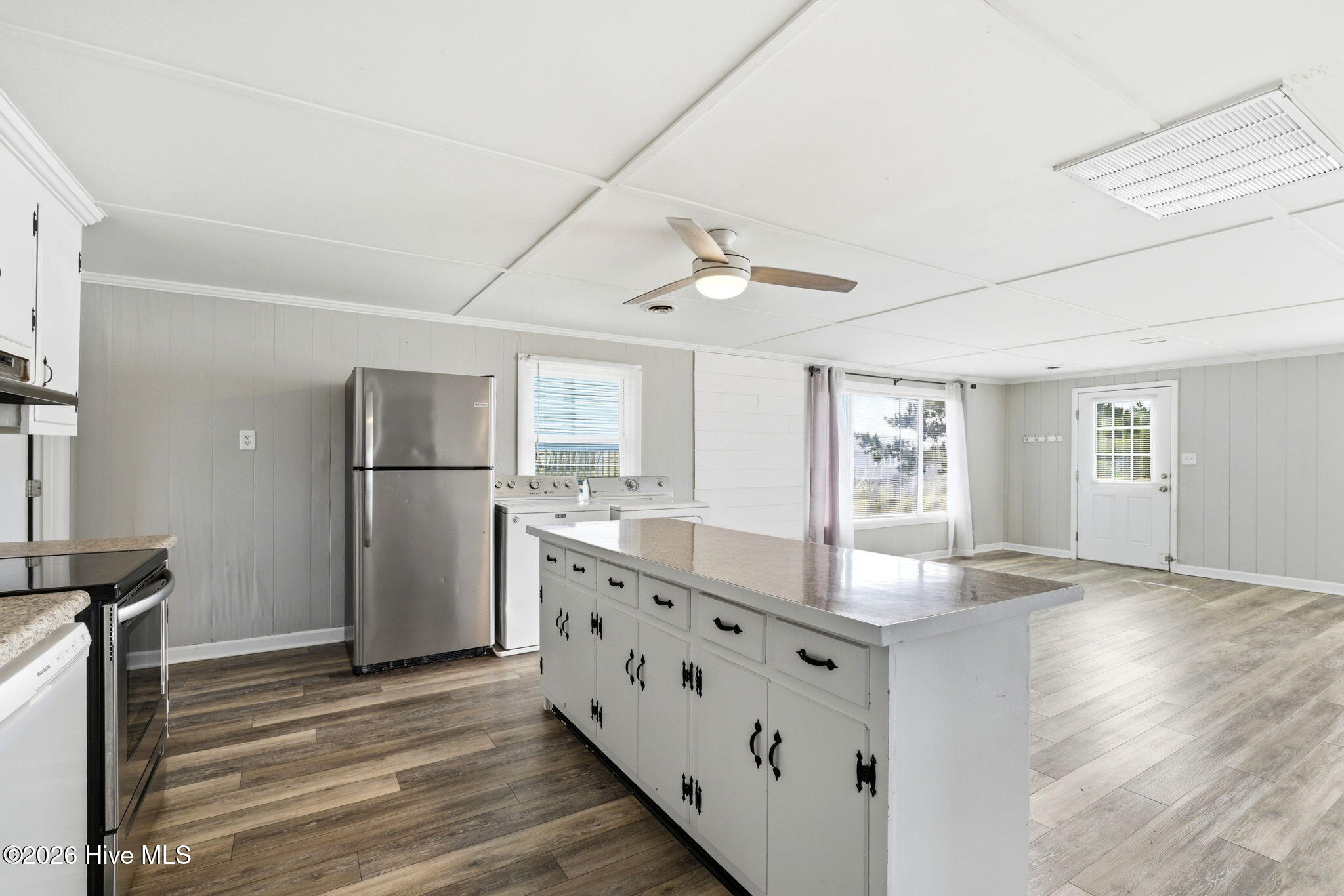 100557870 | Photo 27