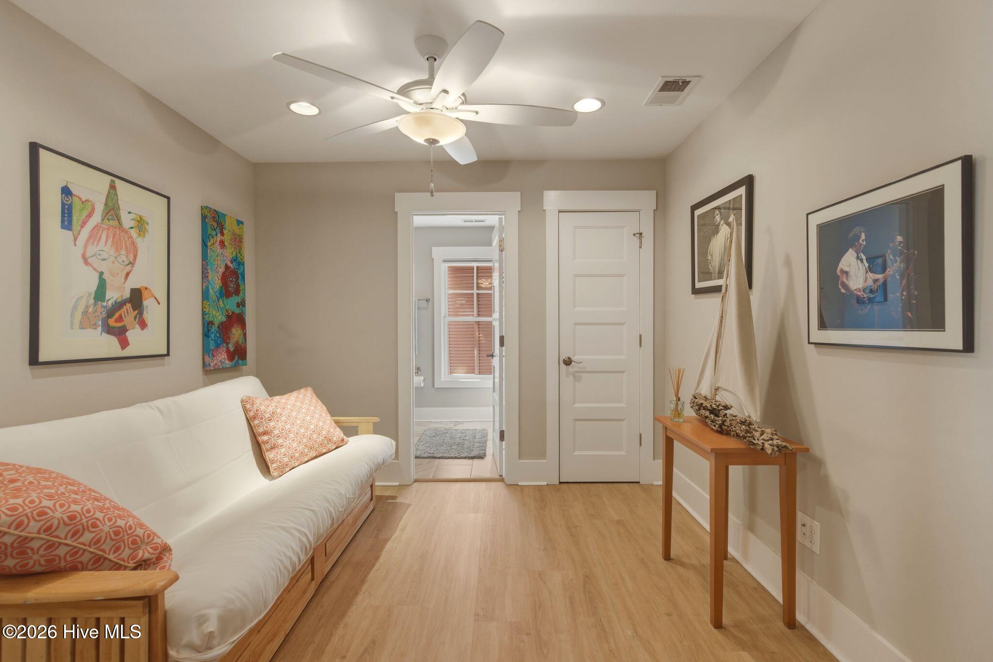 100562049 | Photo 34