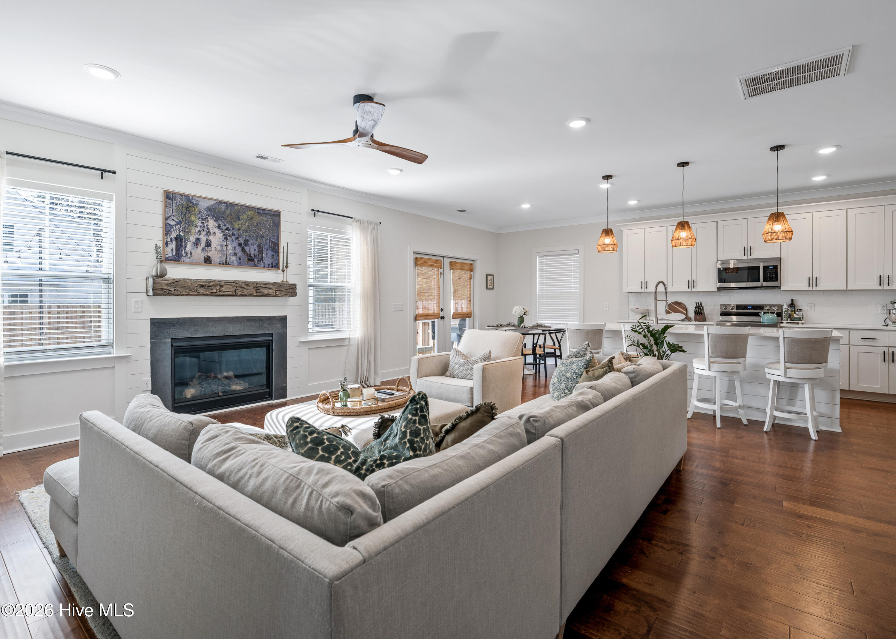 100548609 | Photo 11