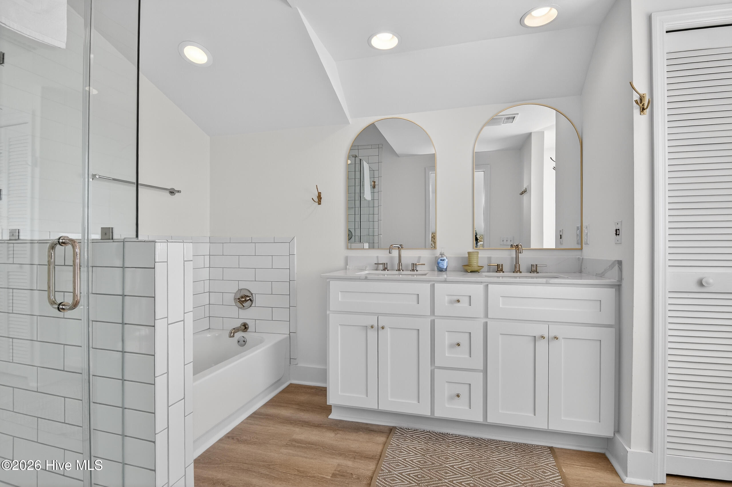 100565213 | Photo 40