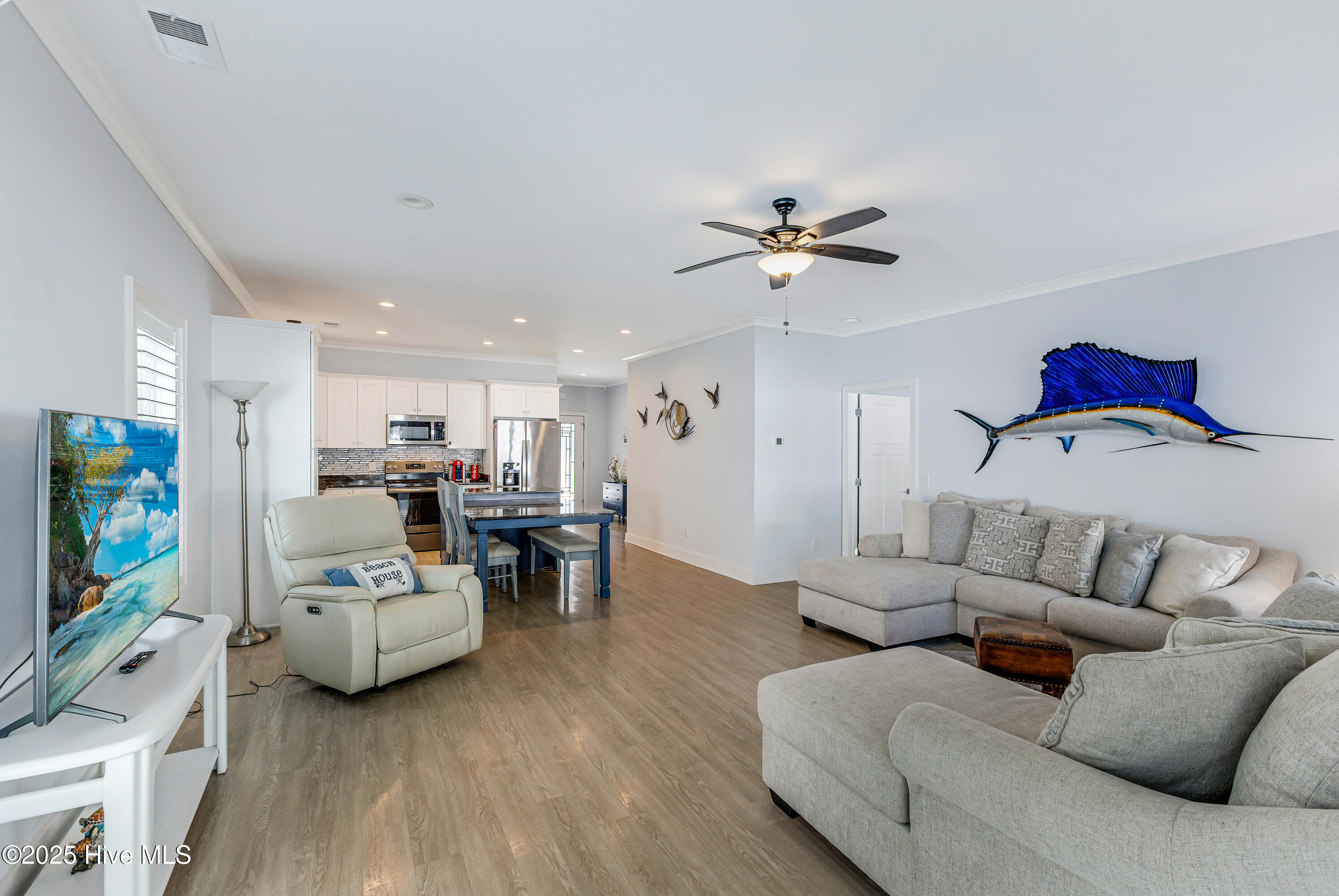 100523610 | Photo 13