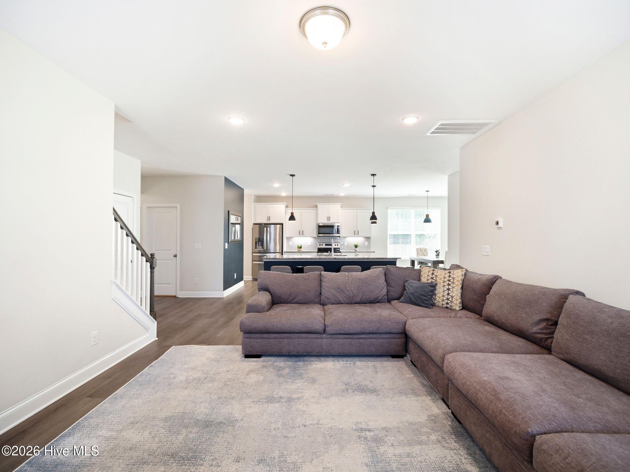 100569792 | Photo 25