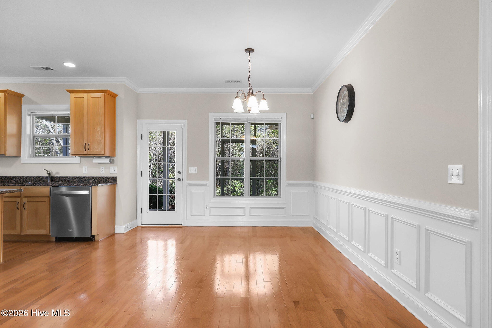 100565690 | Photo 16