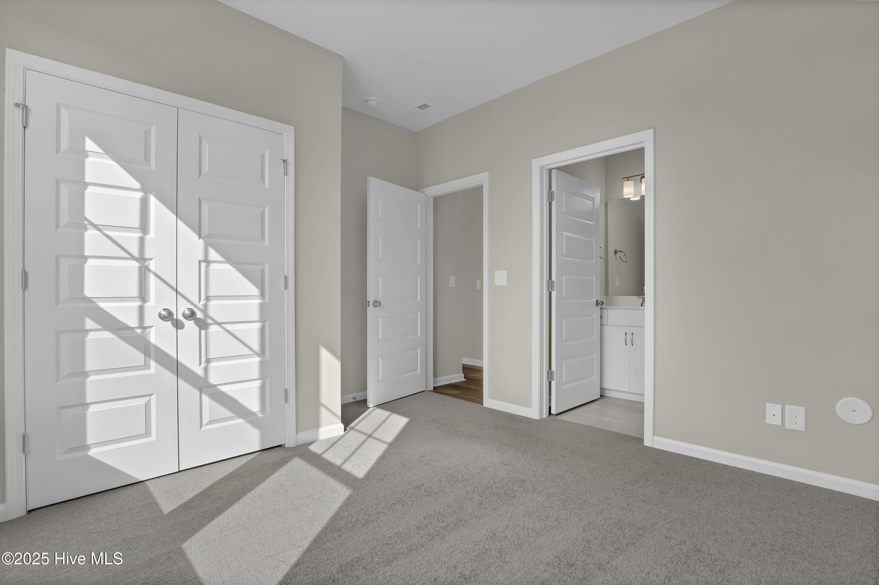 100518189 | Photo 12