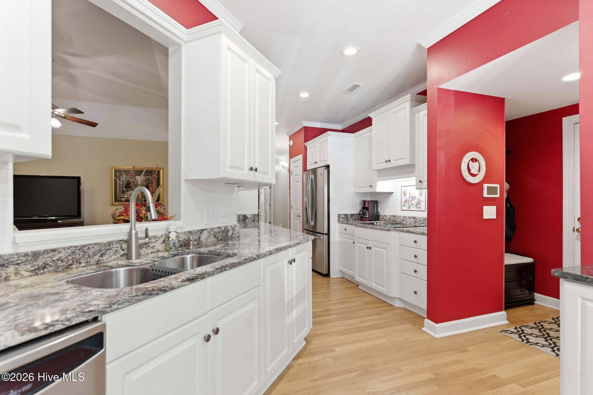 100570615 | Photo 15