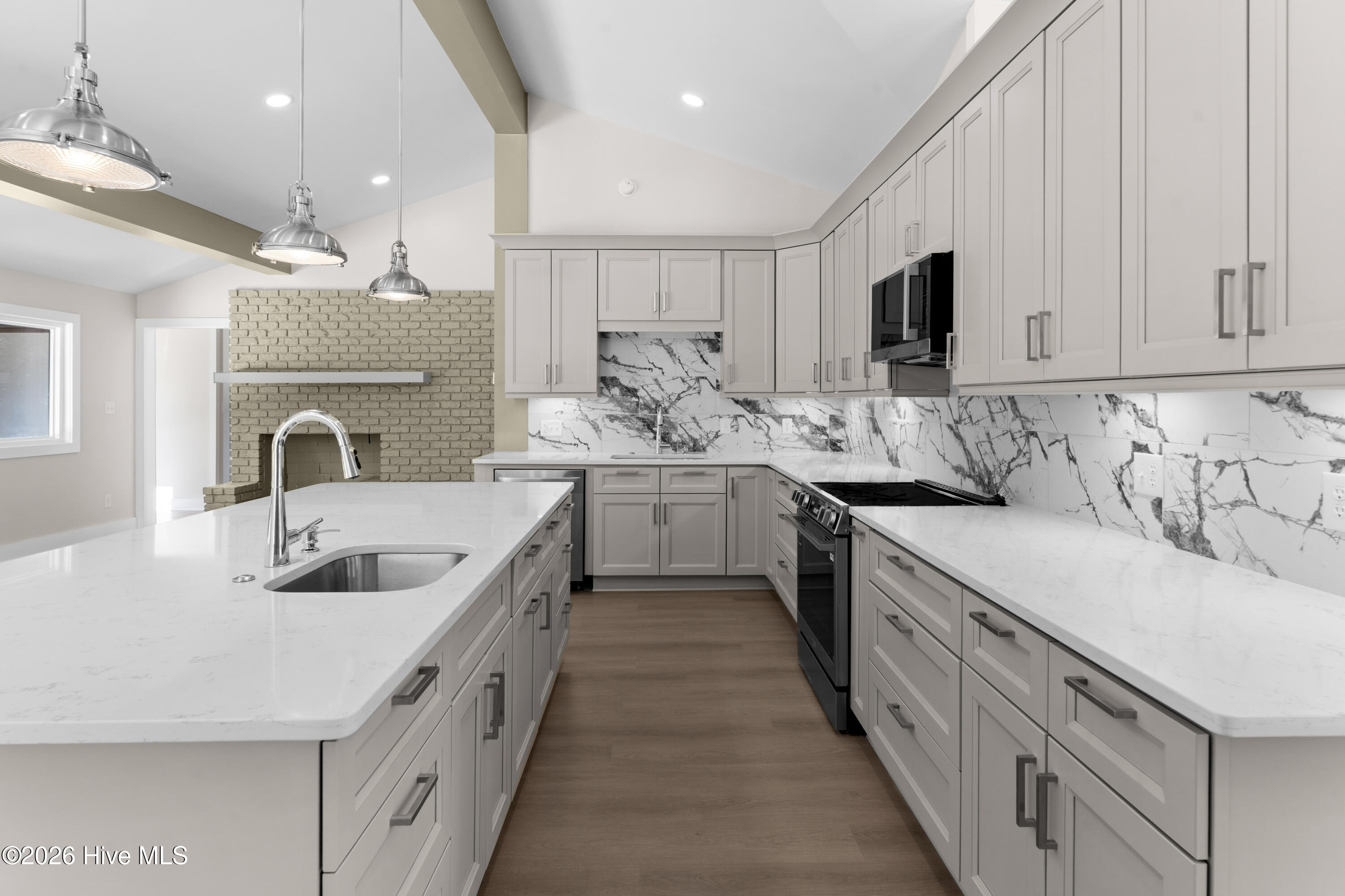 100561739 | Photo 16