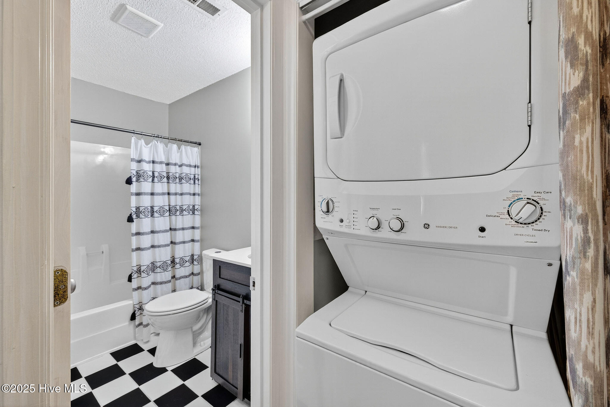 100540704 | Photo 25