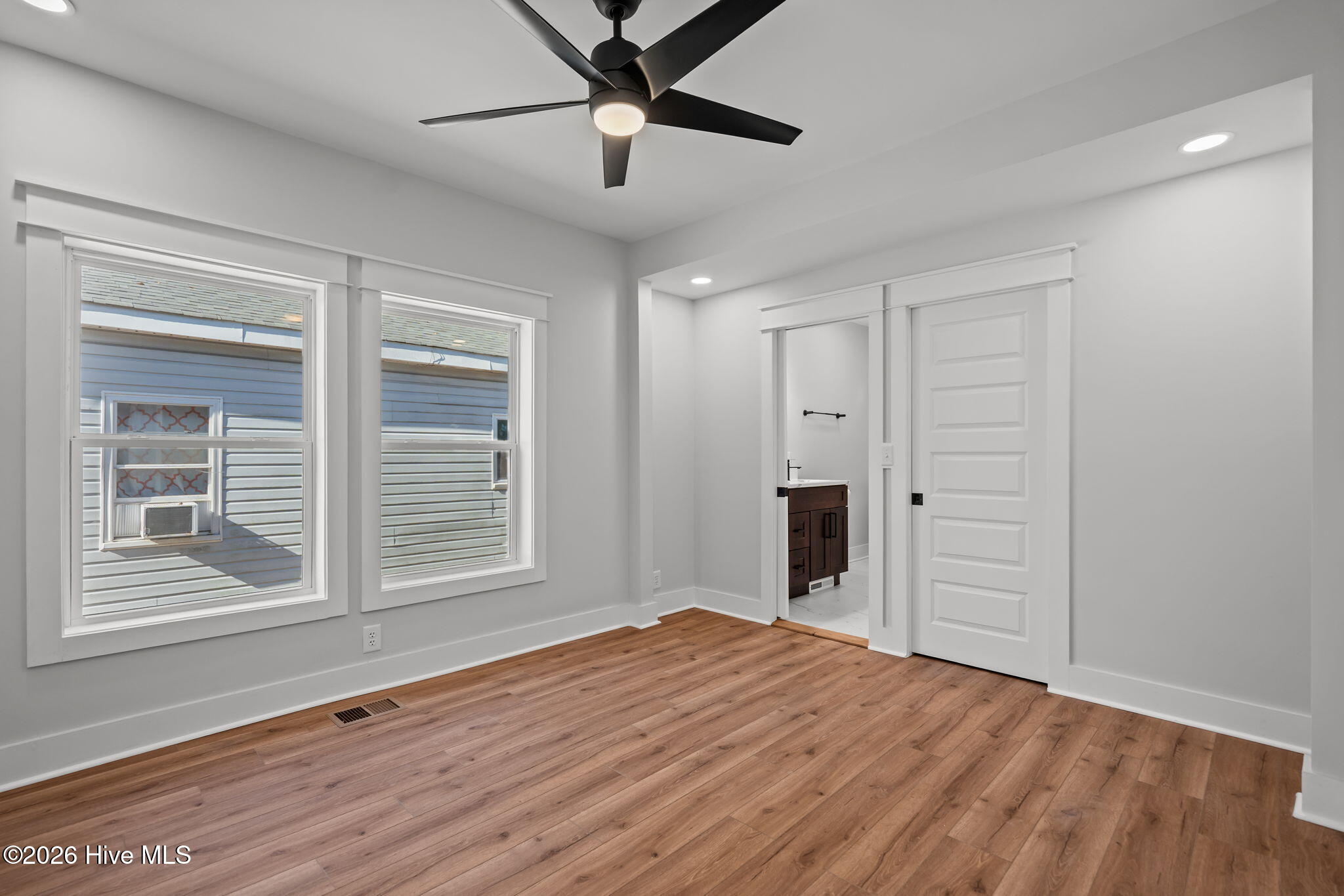 100550651 | Photo 30