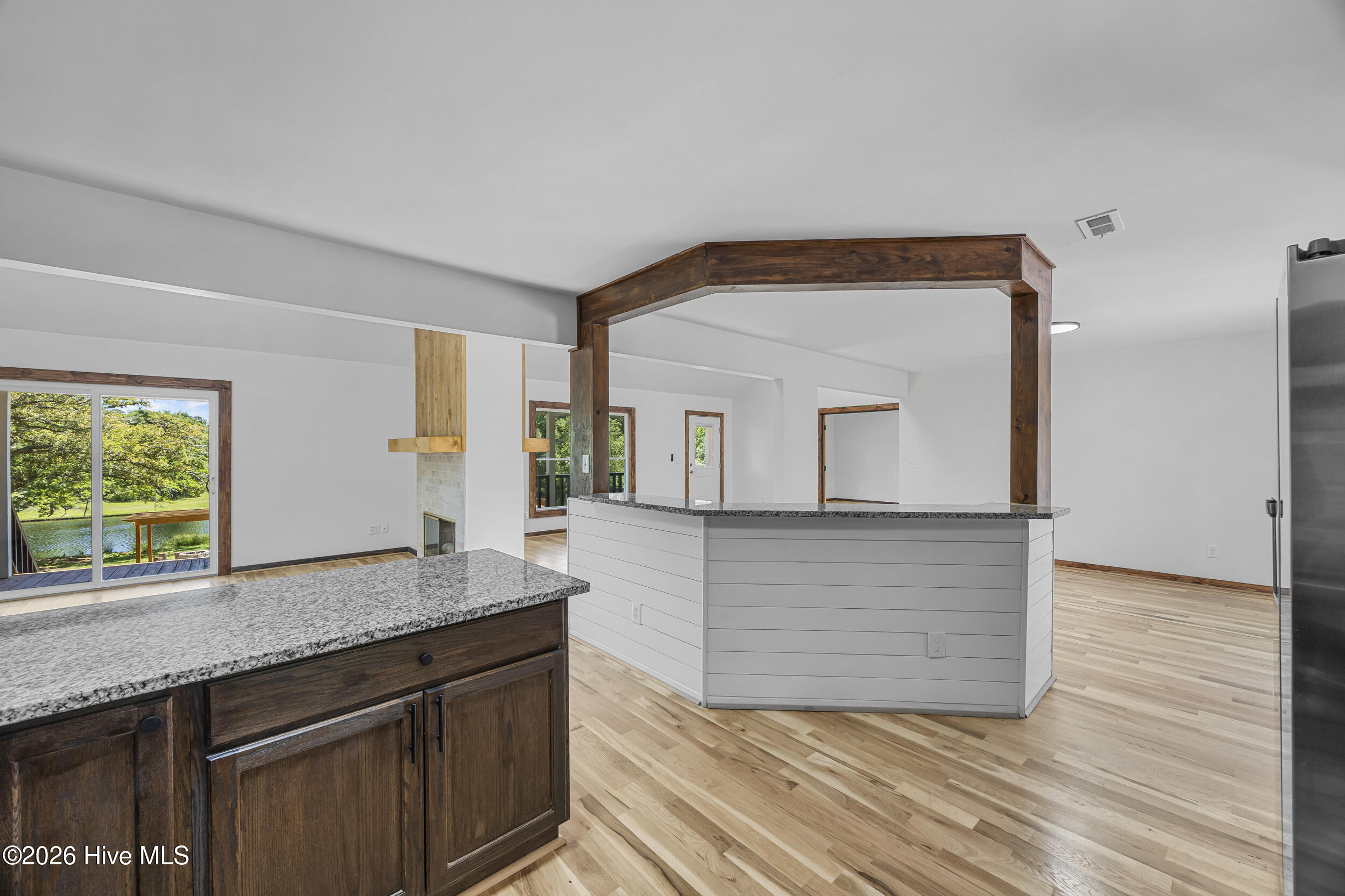 100568945 | Photo 20