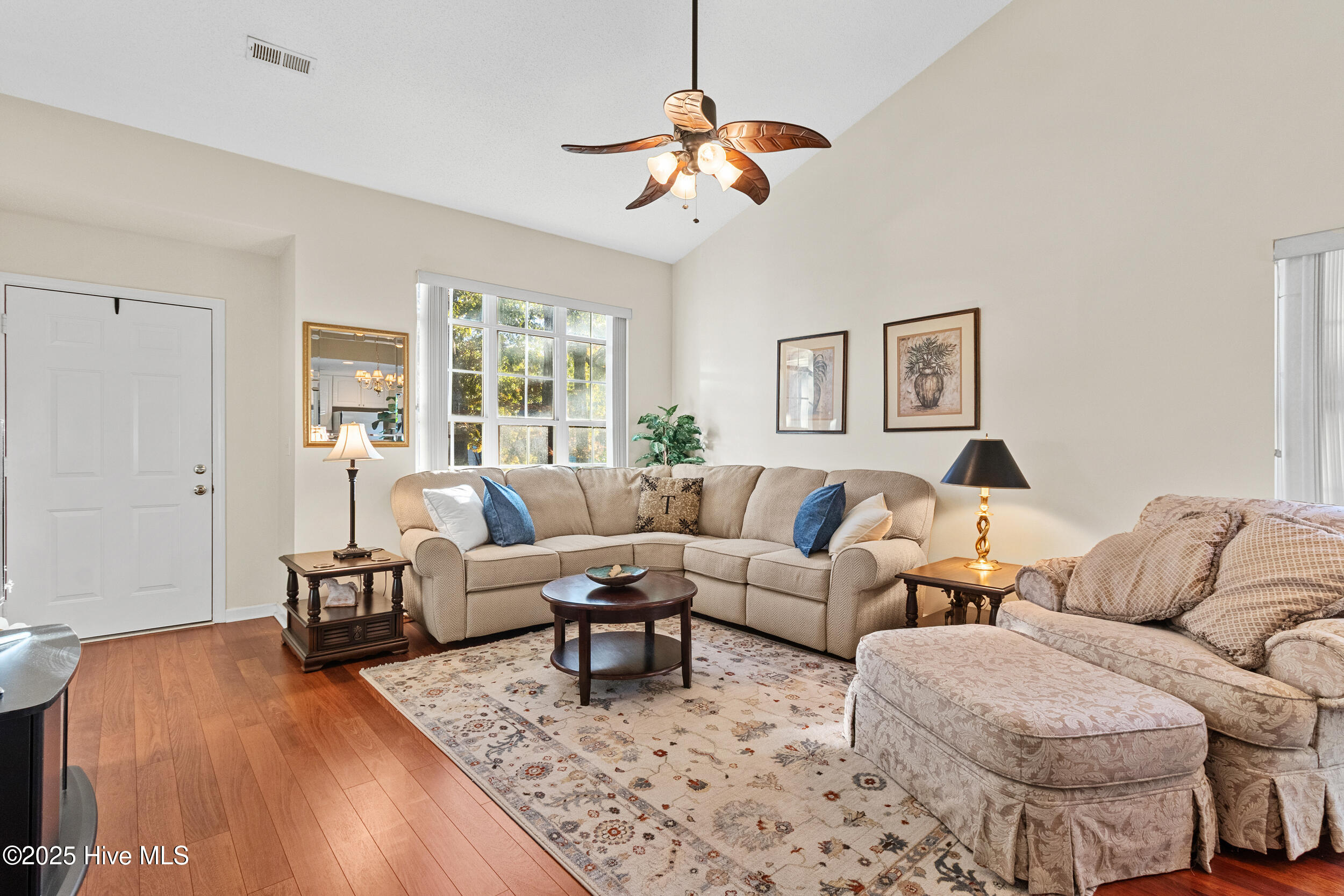 100540145 | Photo 11