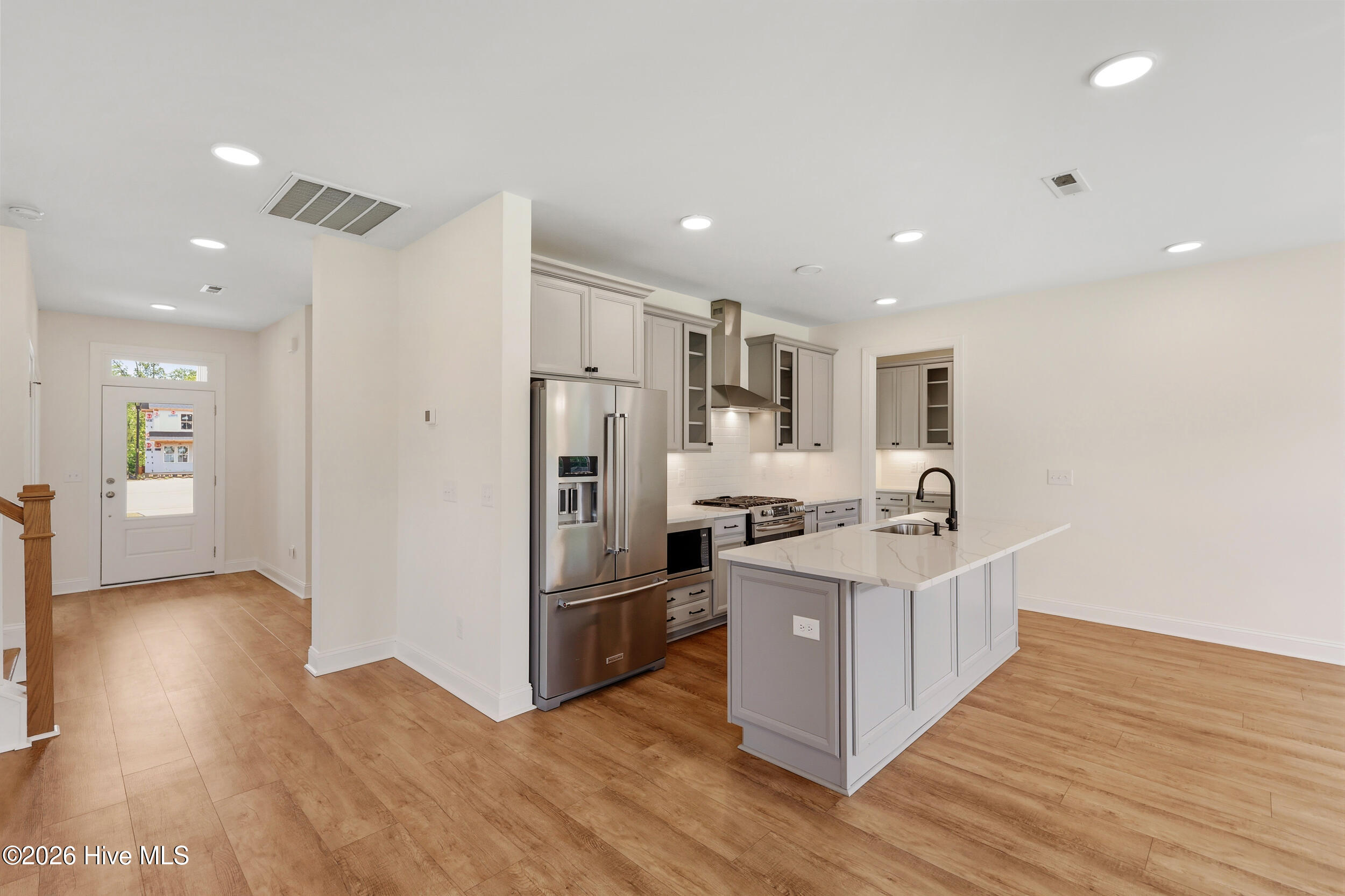 100570629 | Photo 12