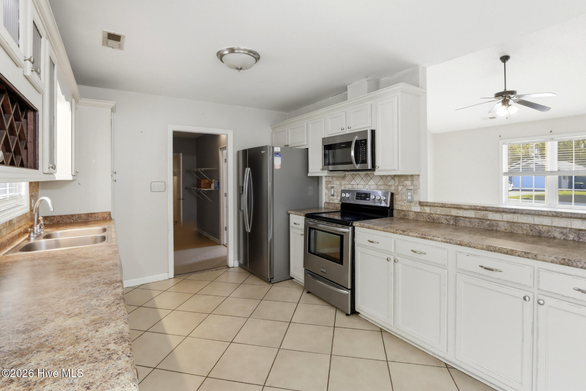 100558935 | Photo 24