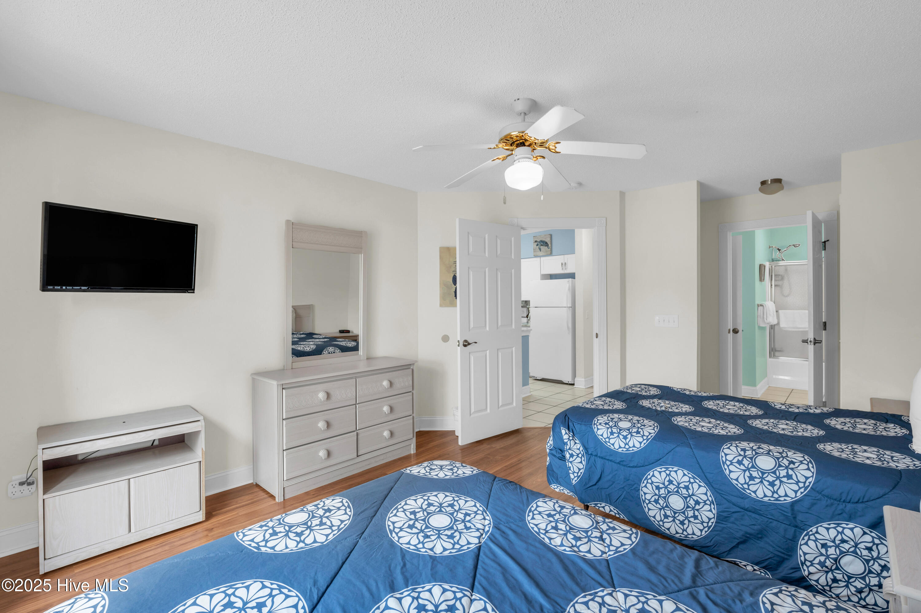 100525155 | Photo 25