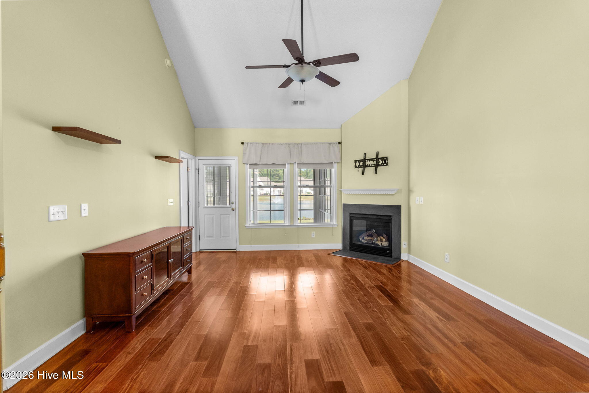 100570340 | Photo 17